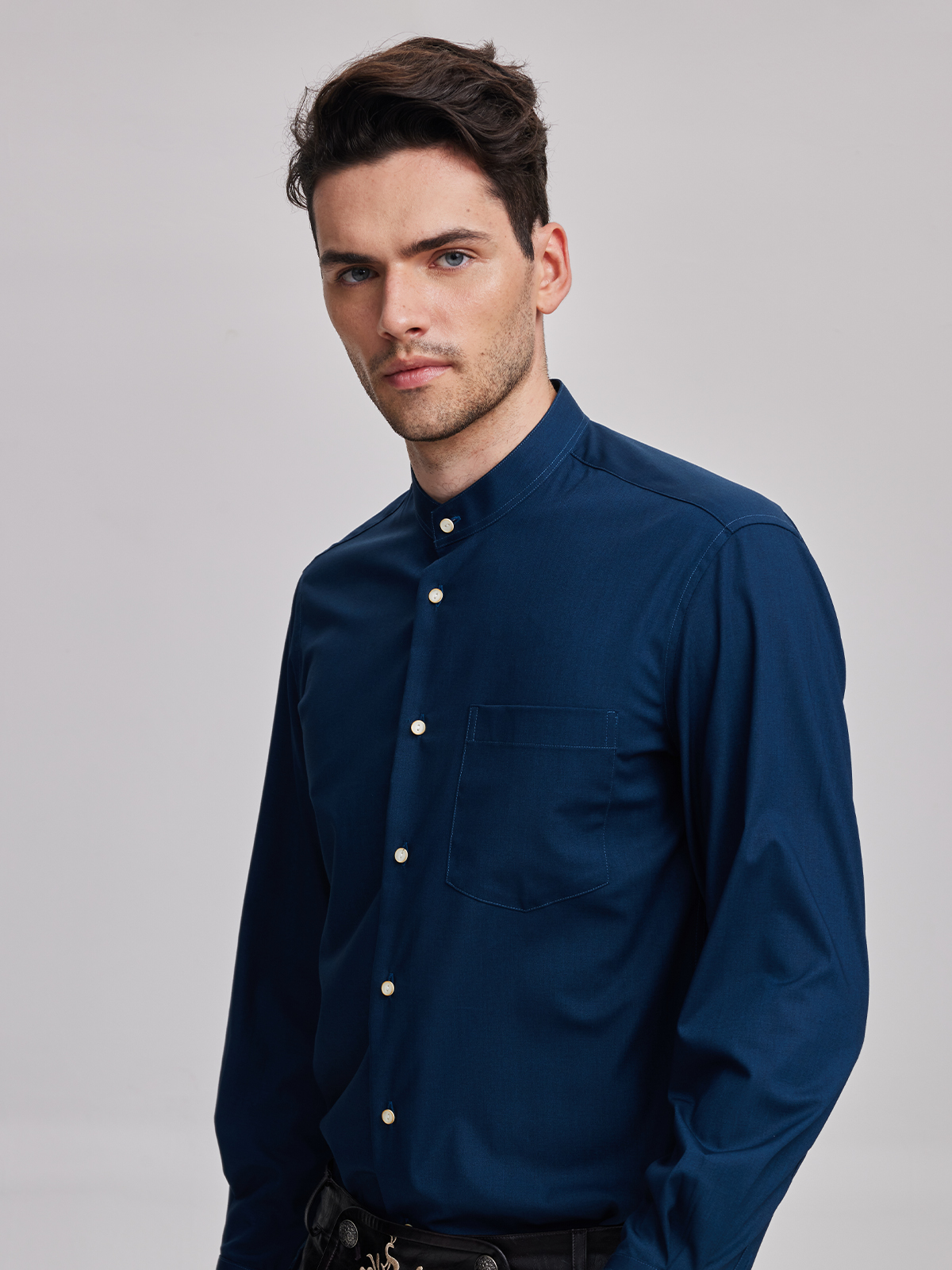 Modernes Dirndl mit schwarzem Mieder