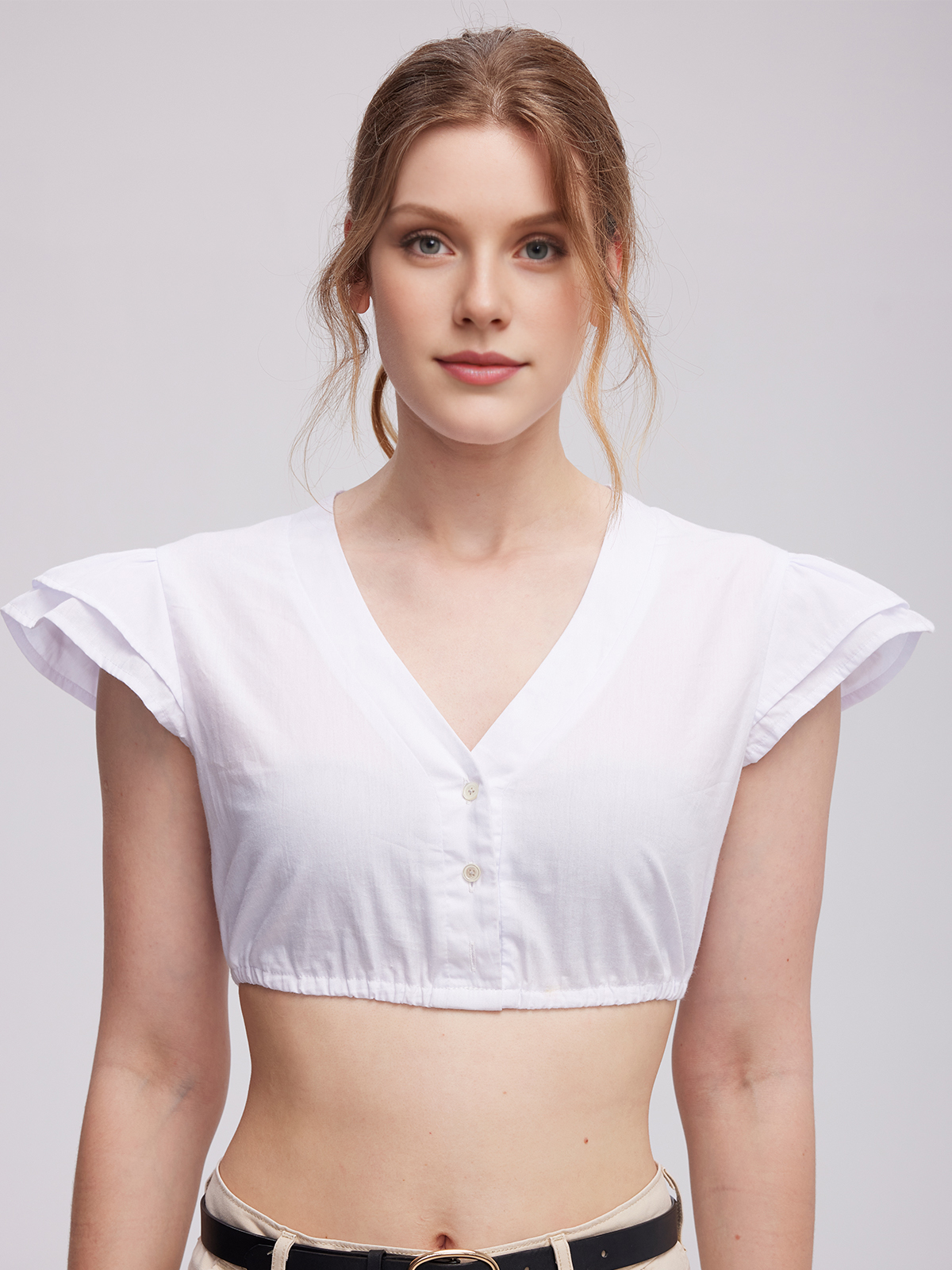 Modernes schwarzes Dirndl mit weißer Bluse