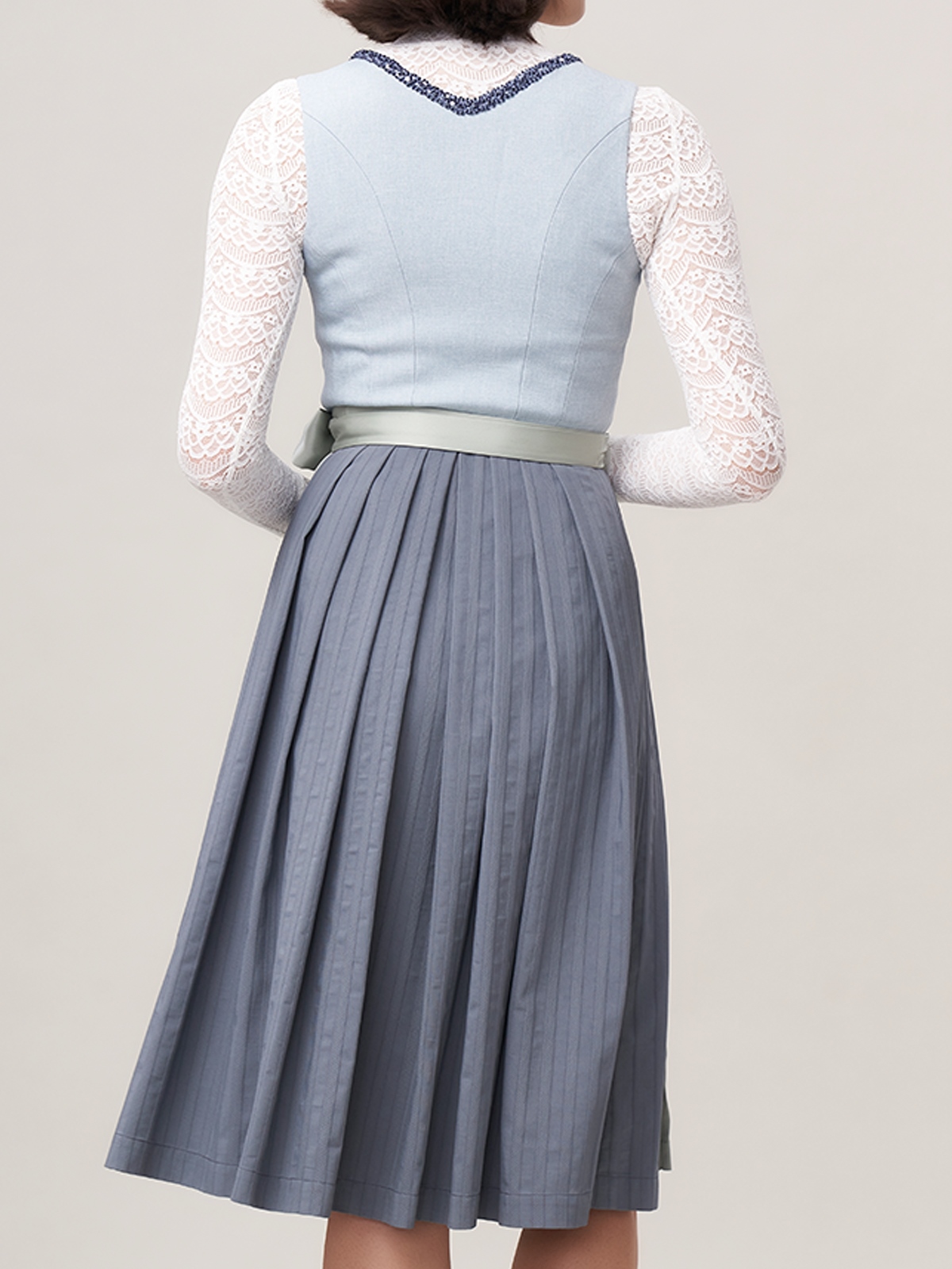 Dirndl in Blau mit weißer Bluse