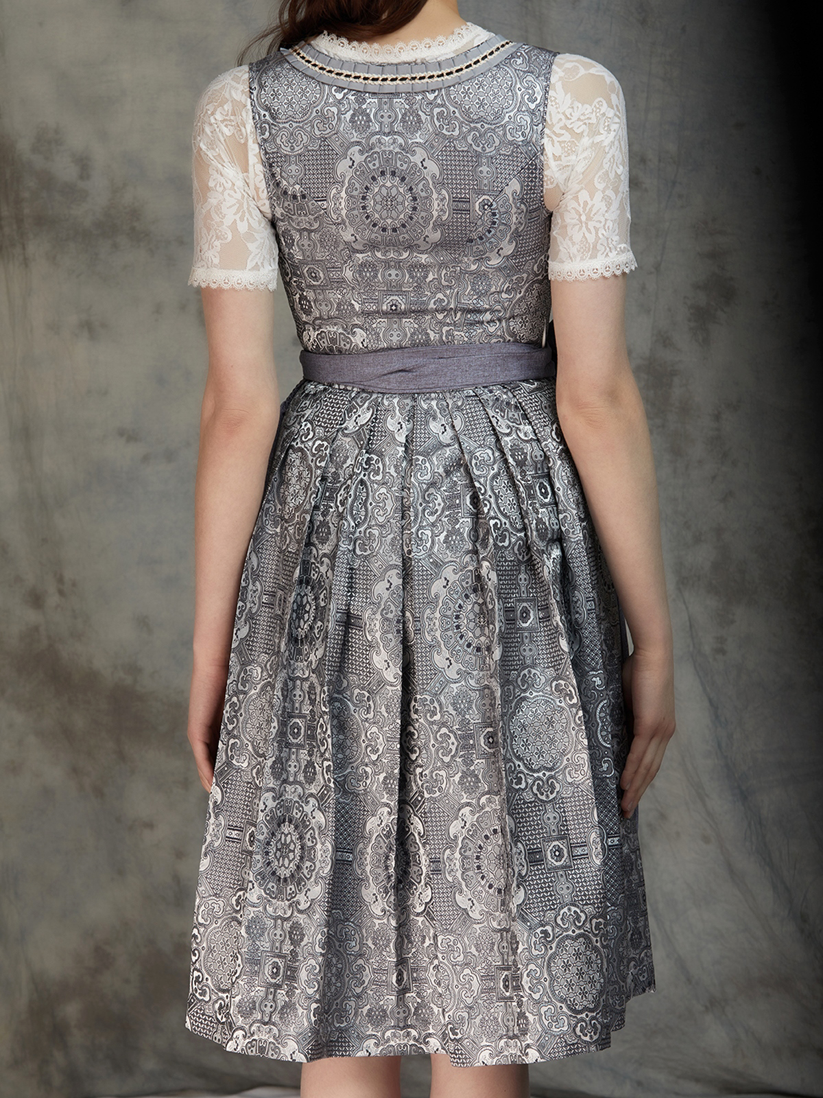 Elegantes graues Dirndl mit modernen Accessoires