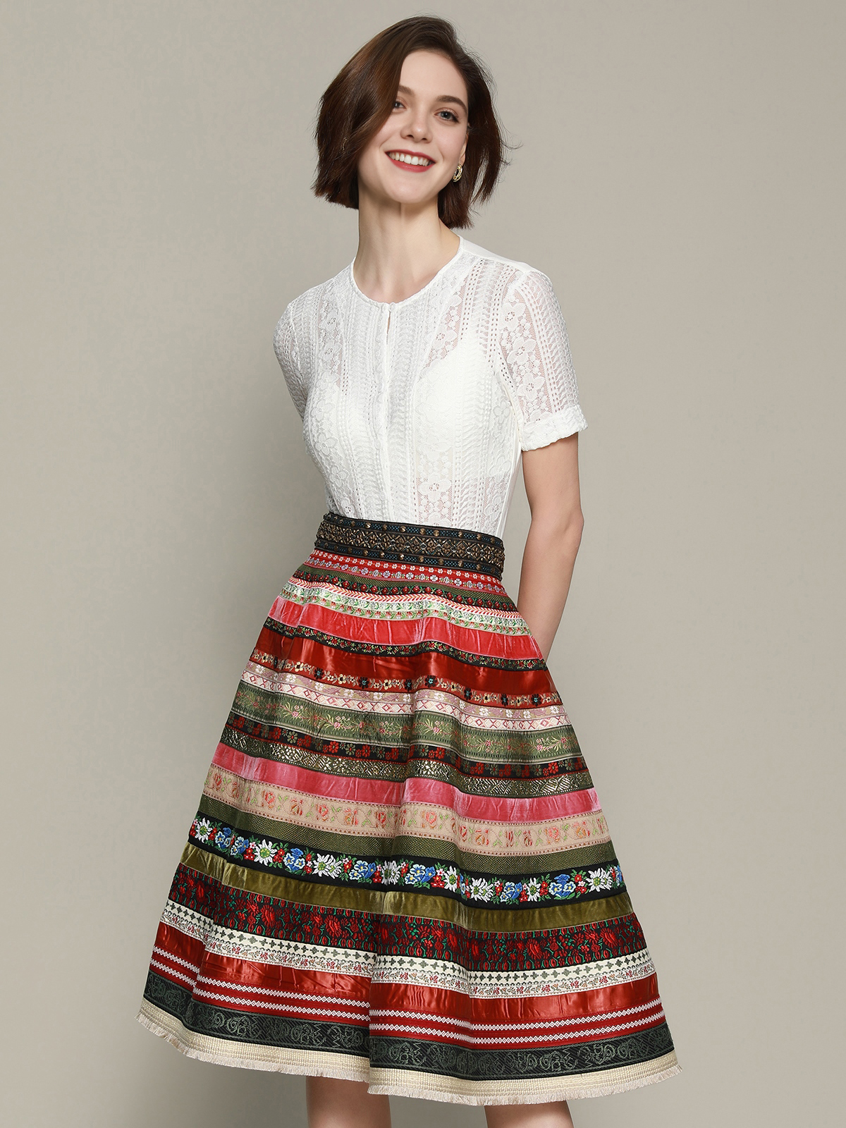 Modernes Dirndl in Rot – perfekt für stilvolle Anlässe