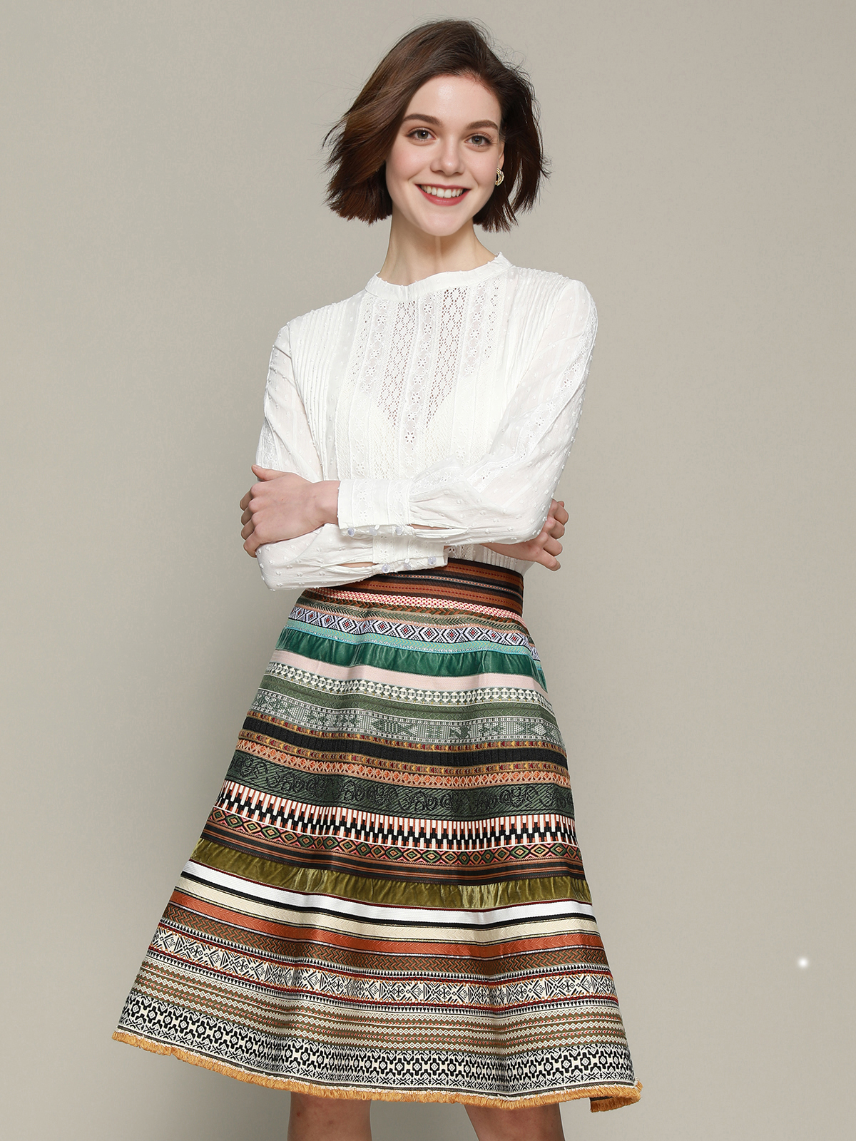 Dirndl in Grün mit floralen Details