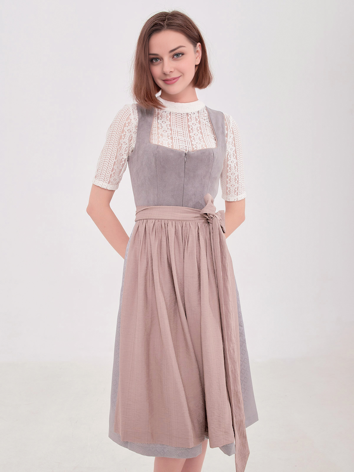 Dirndl in Grau mit tieferem Ausschnitt