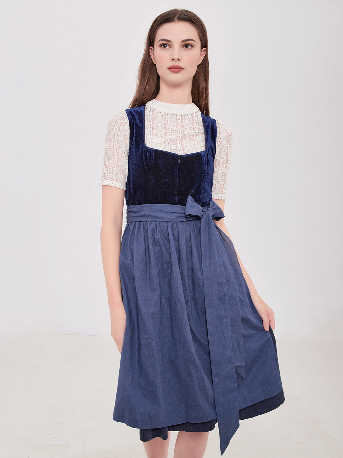 Grünes Dirndl mit floralen Details