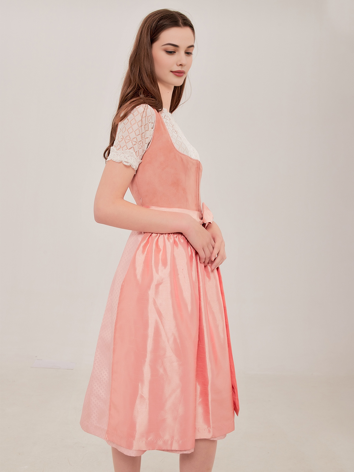 Ein rosa Dirndl mit floralen Details