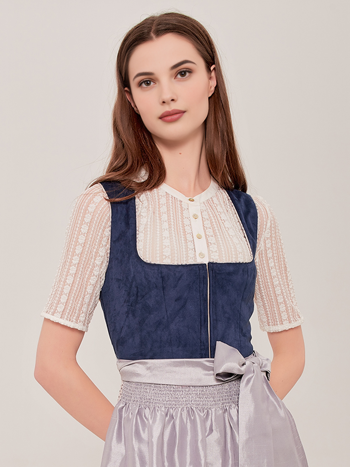 Dirndl in Blau mit floralen Details