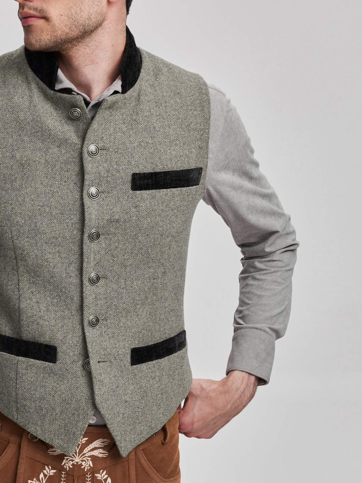 Dunkelgrünes Dirndl mit grauer Weste