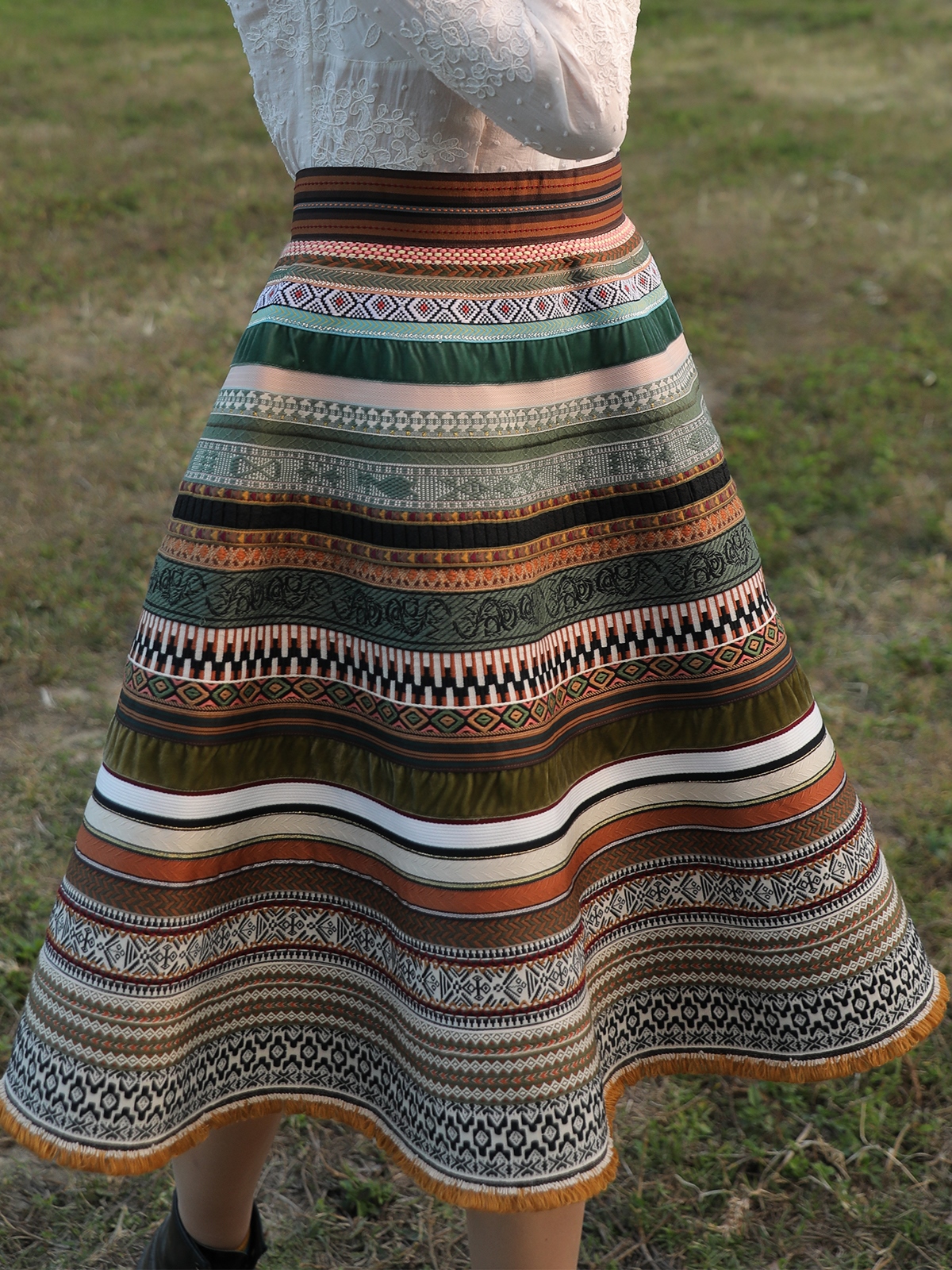 Modernes grünes Dirndl mit floralen Details