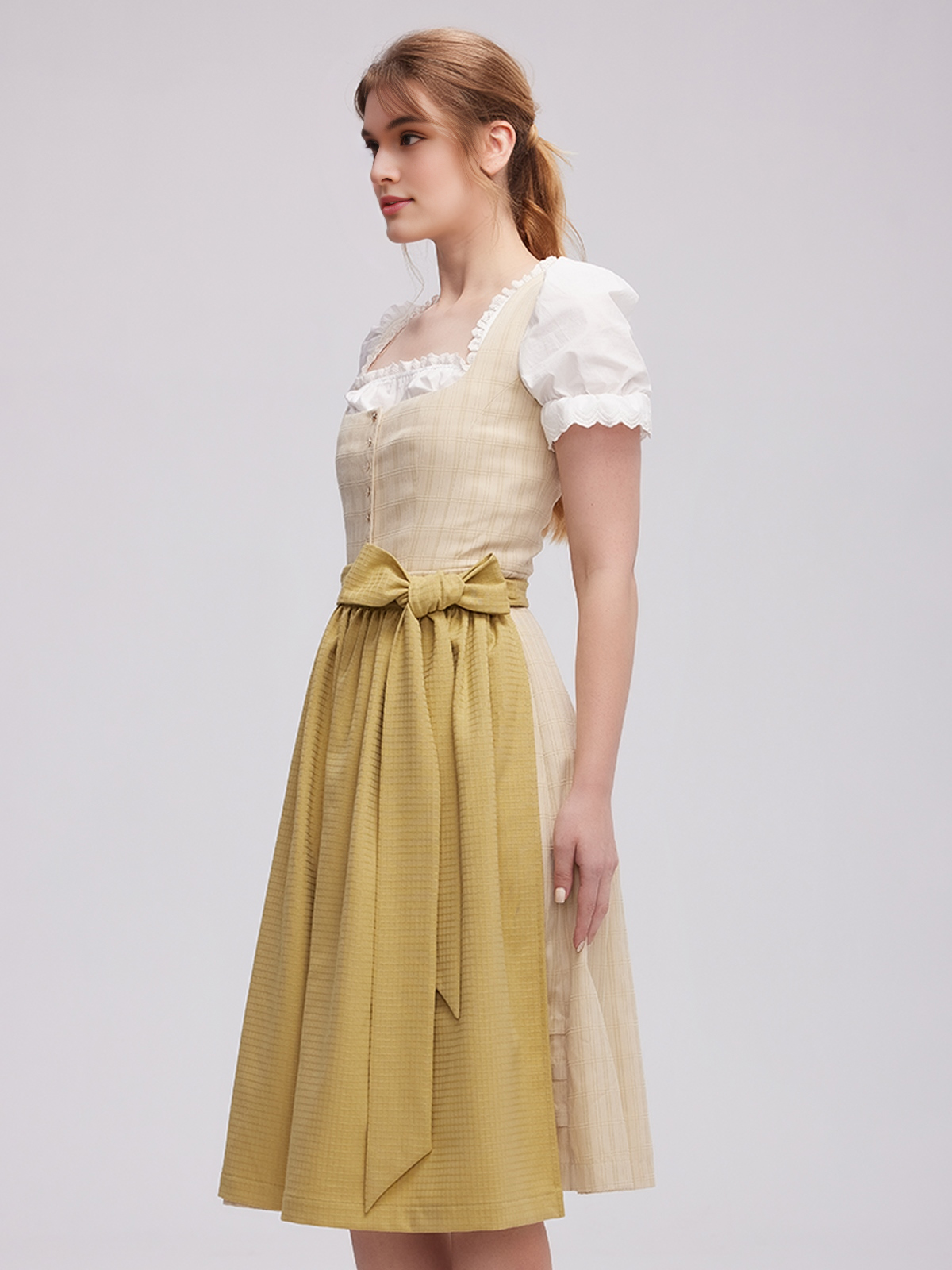 Dirndl in Grün mit geschlossener Bluse