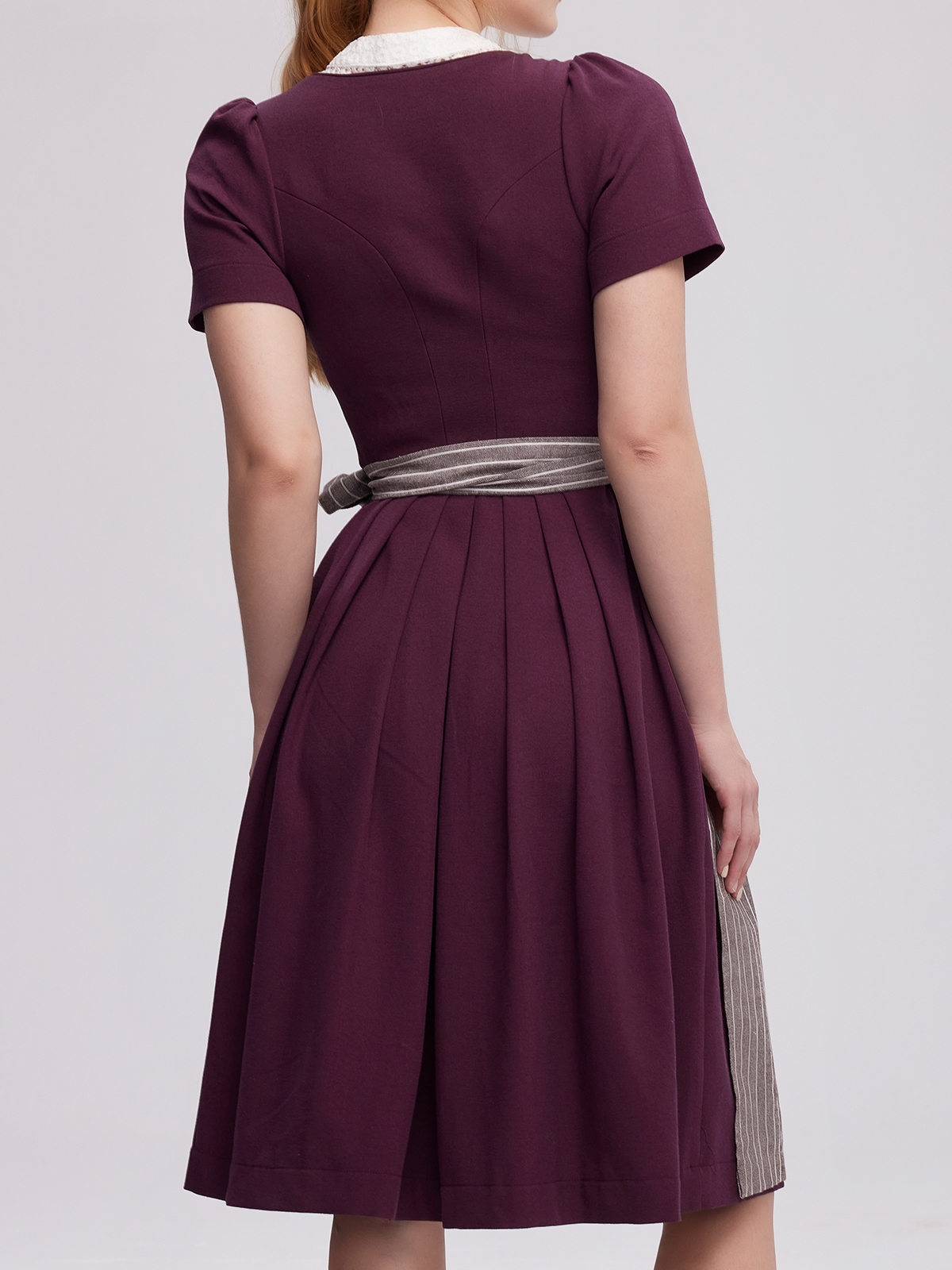 Dirndl Orange in lila Umgebung