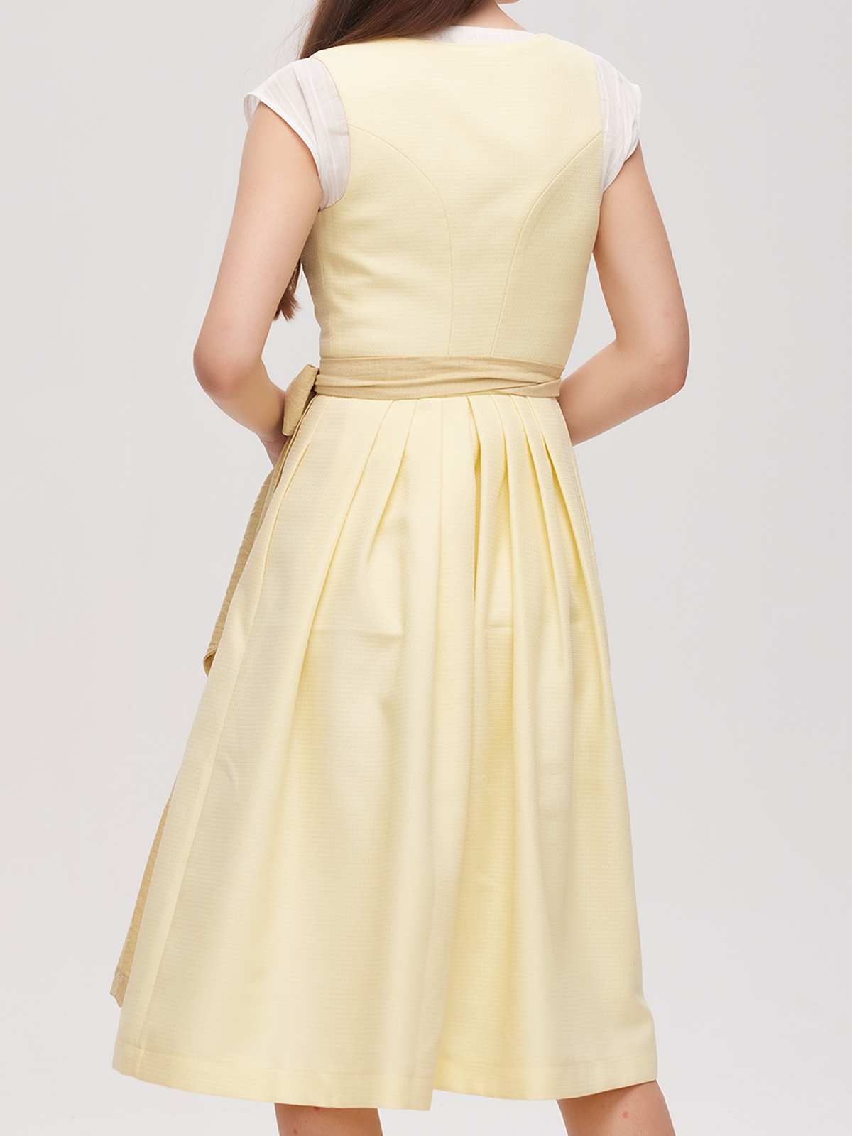 Modernes Dirndl in Gelb