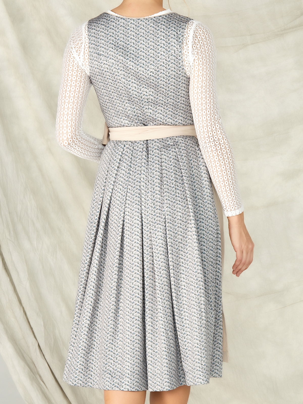 Stylisches Dirndl in Blau mit beiger Bluse