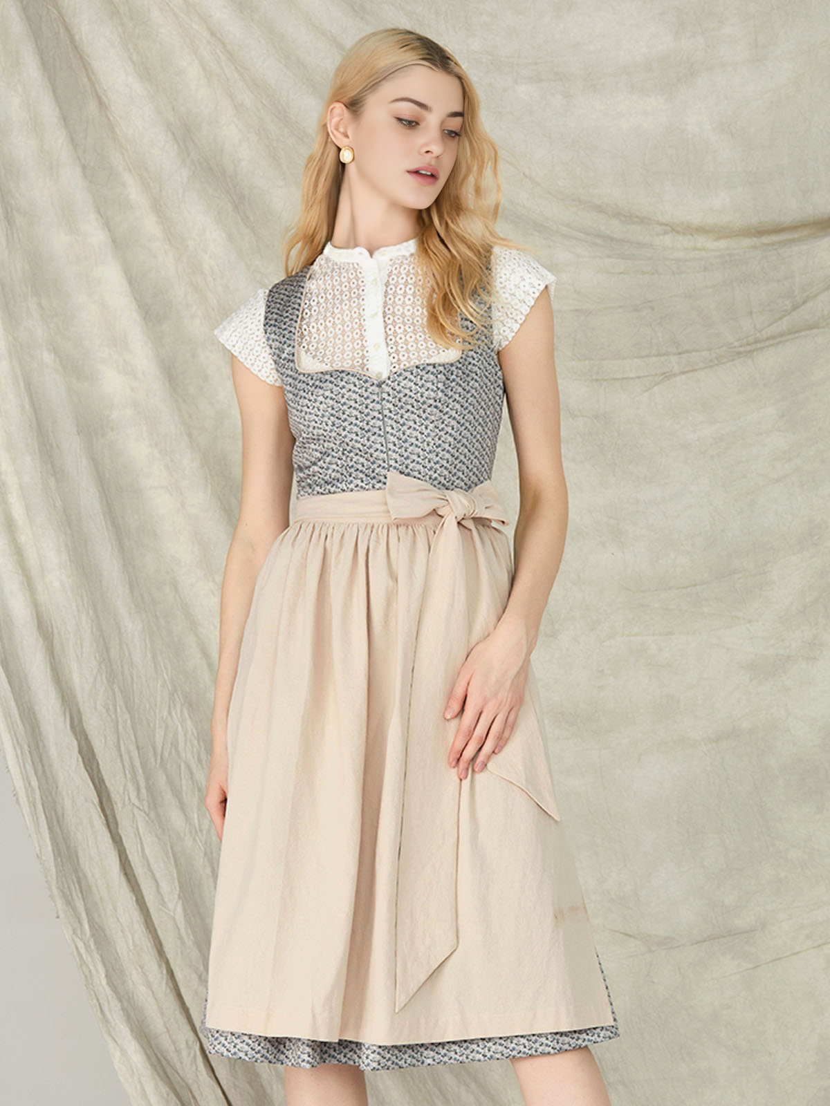 Dirndl Langarm in Blau – ein zeitloser Klassiker