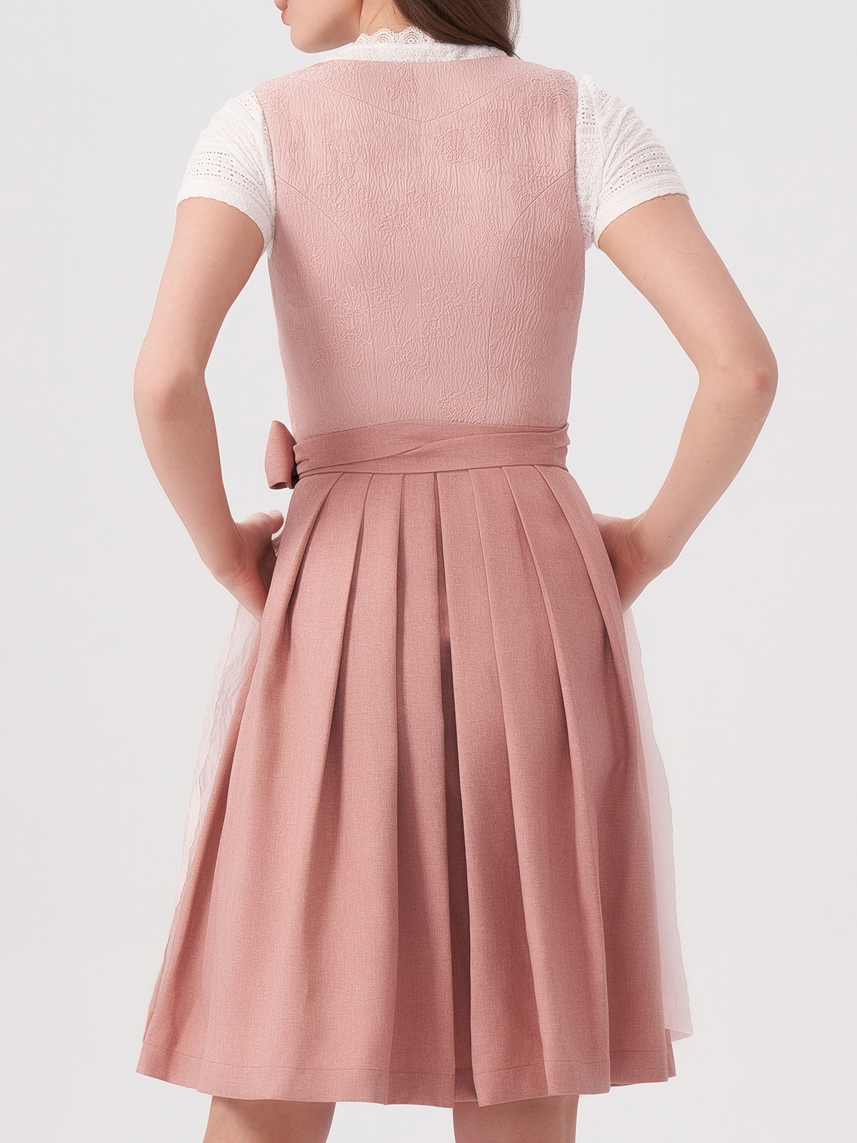 Dirndl in Rosa mit floralen Details