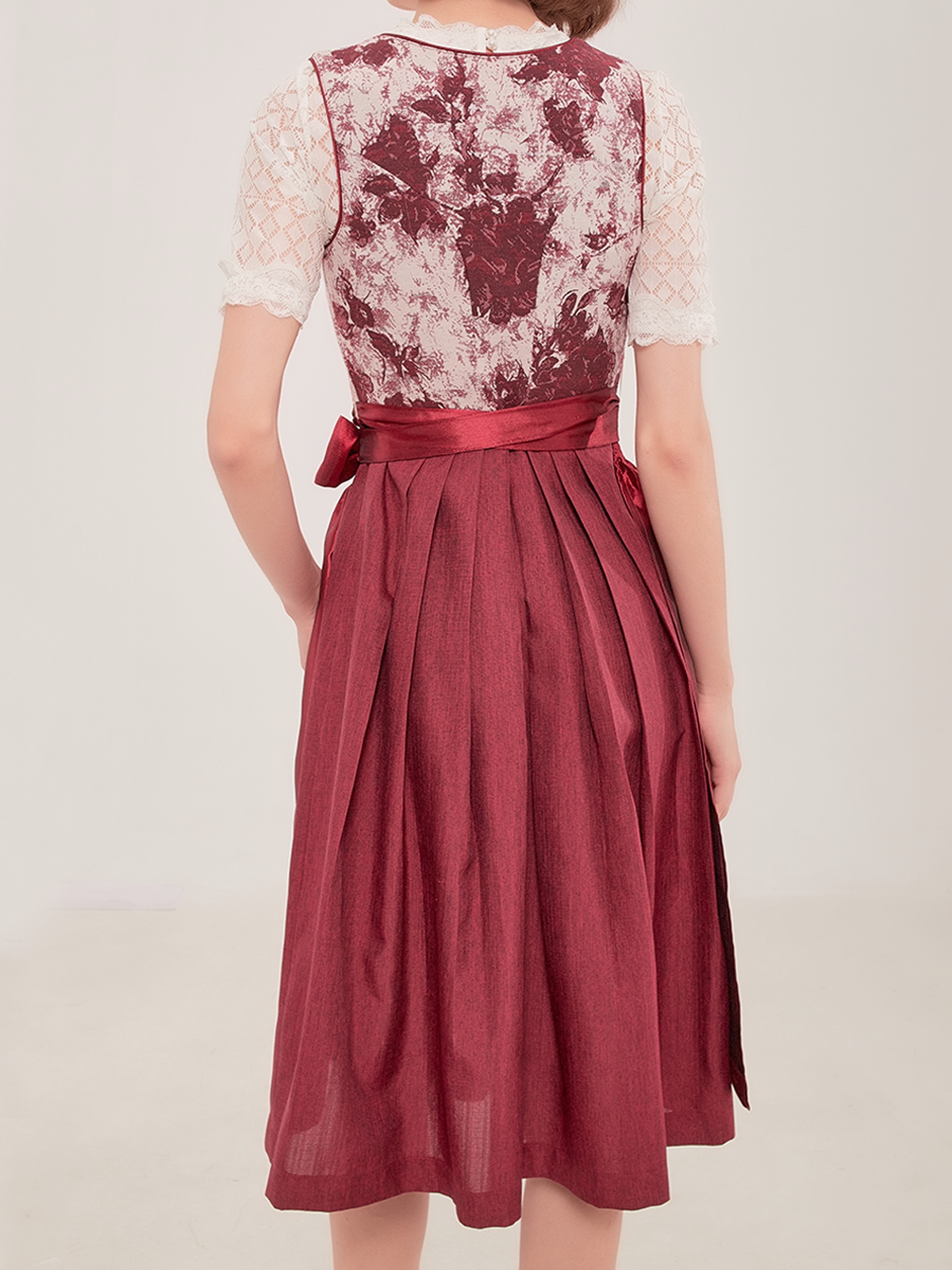 Traditionelles blaues Dirndl mit floraler Stickerei