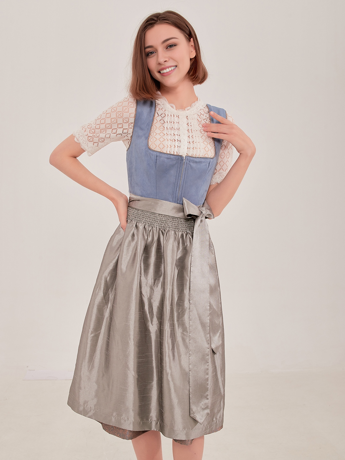 Modernes dunkles Dirndl mit schlanker Silhouette