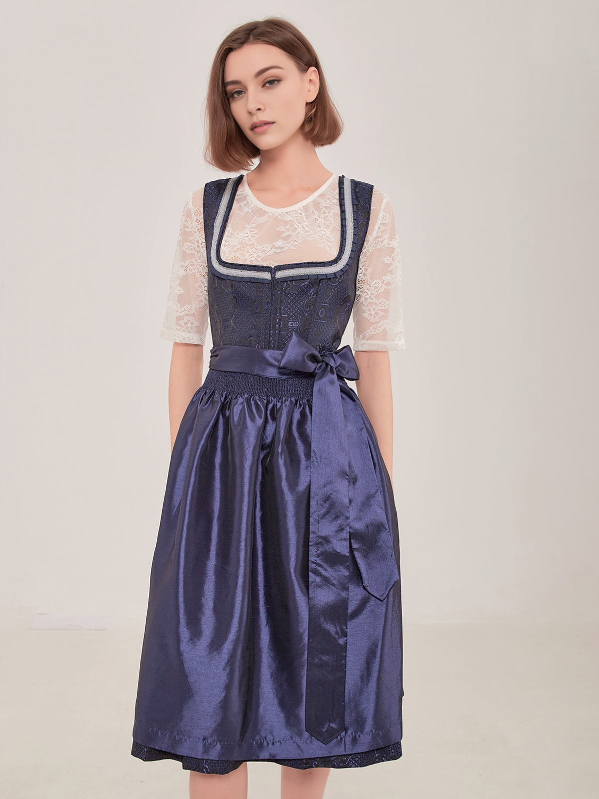 Modernes Dirndl in blau mit traditionellen Elementen