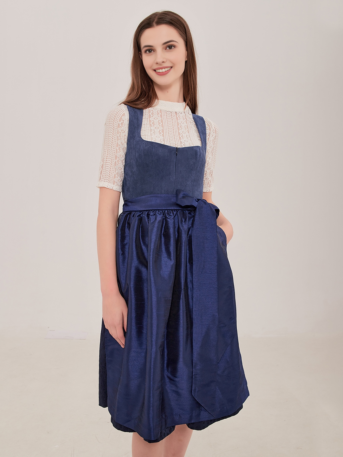 Stilvolle blaue Dirndlbluse