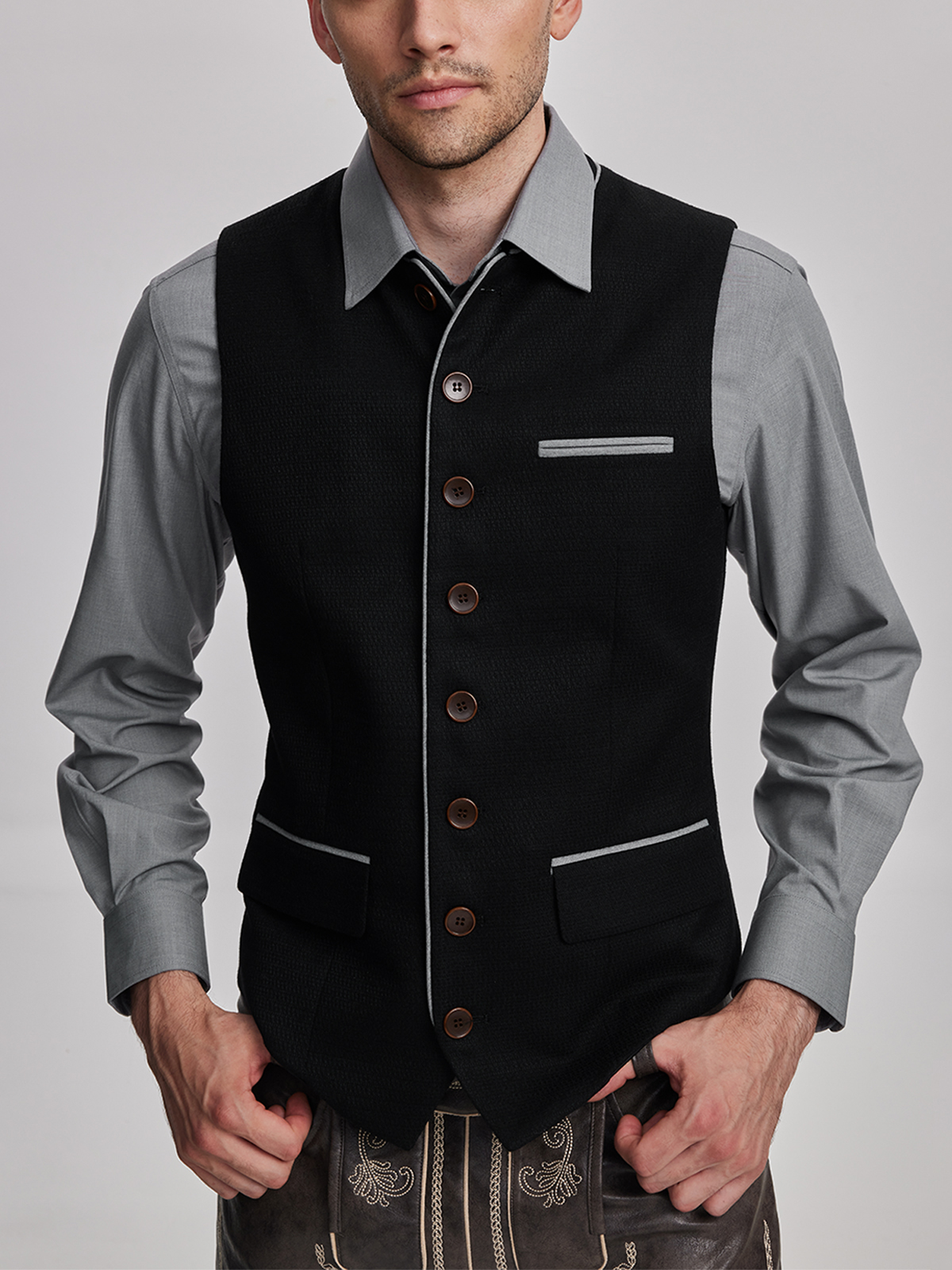 Modernes Dirndl in Schwarz mit schlanker Silhouette