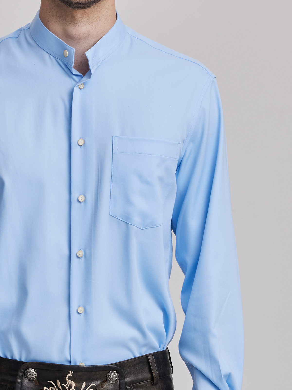 Dirndl in Blau mit feinen Details