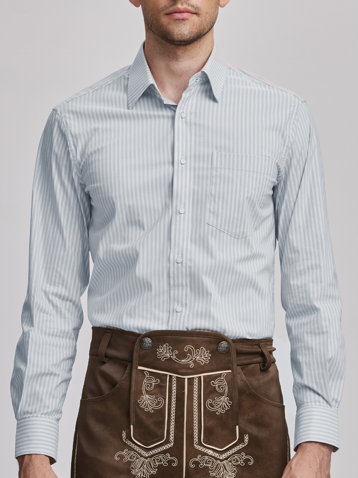 Ein graues Dirndl-Hemd, perfekt für moderne Kombinationen