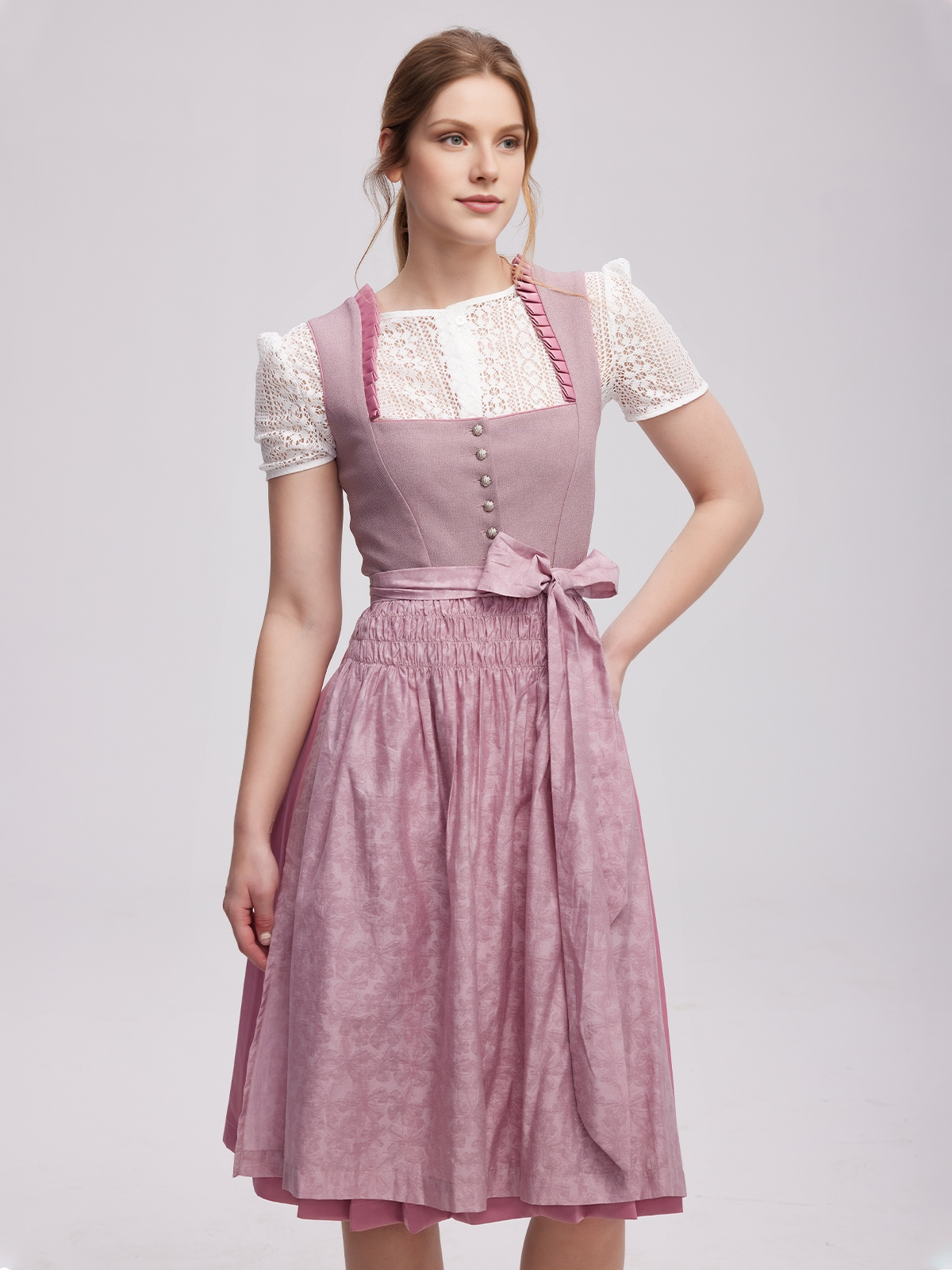 Lila Dirndl mit Strickjacke – ein harmonischer Kontrast