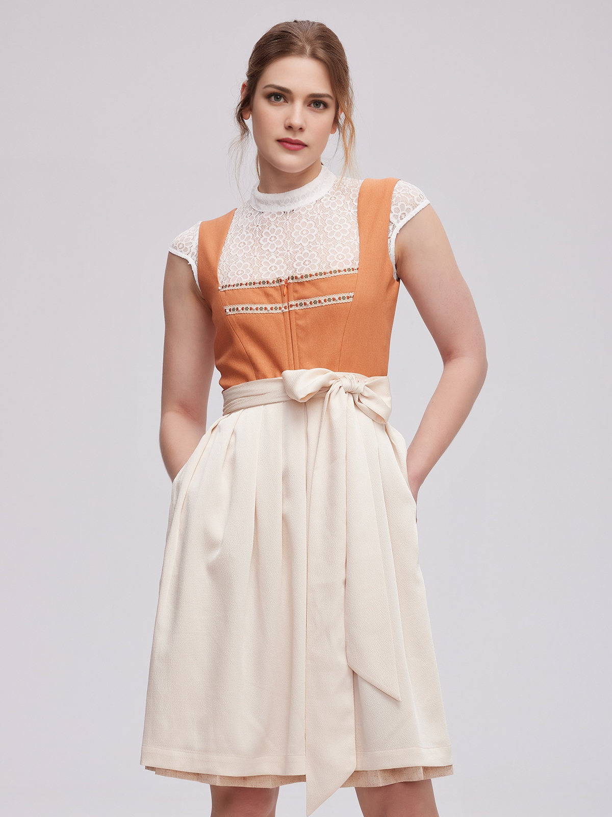 Modernes Dirndl in Orange