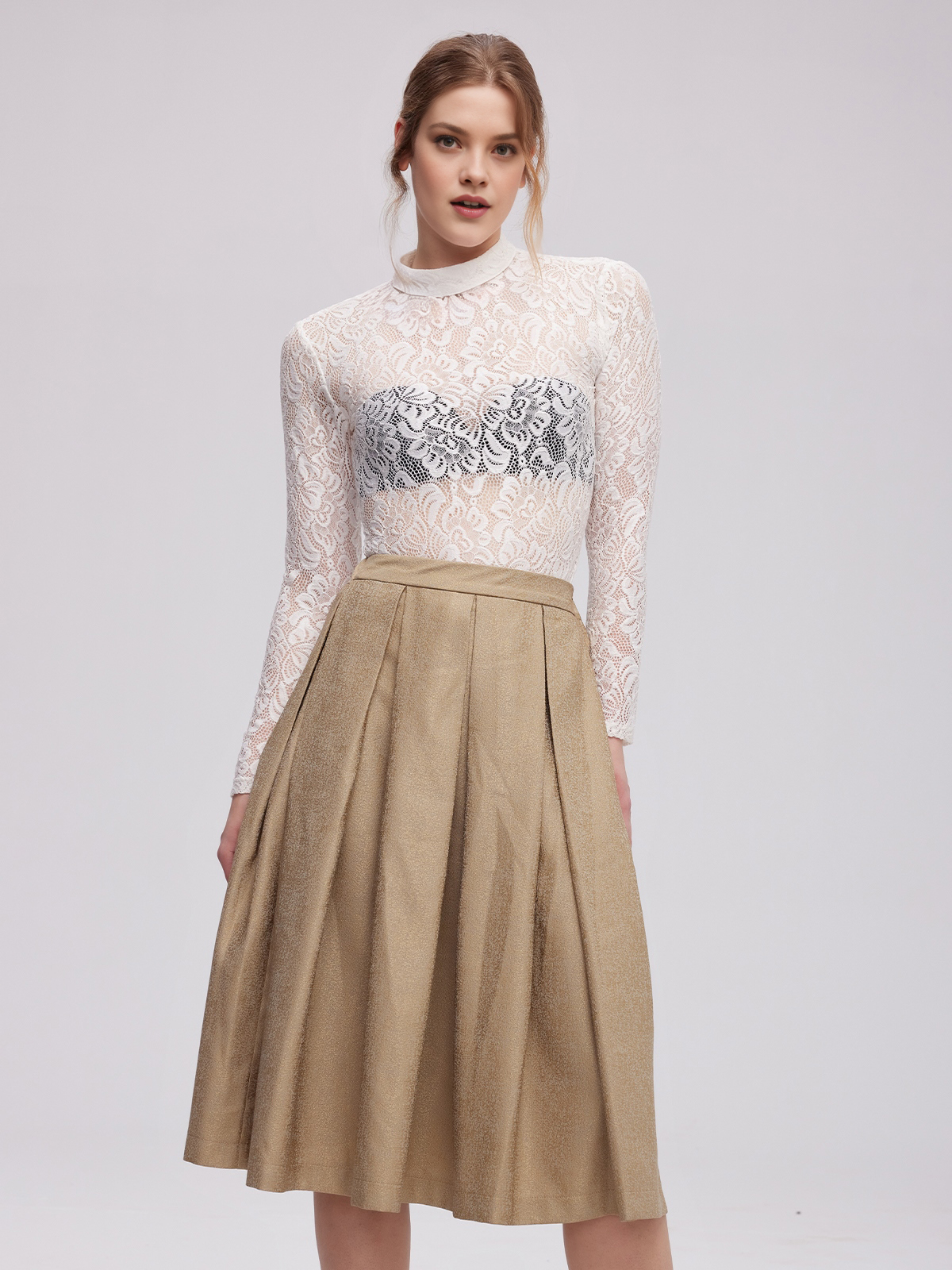 Blaues Dirndl mit weißer Bluse