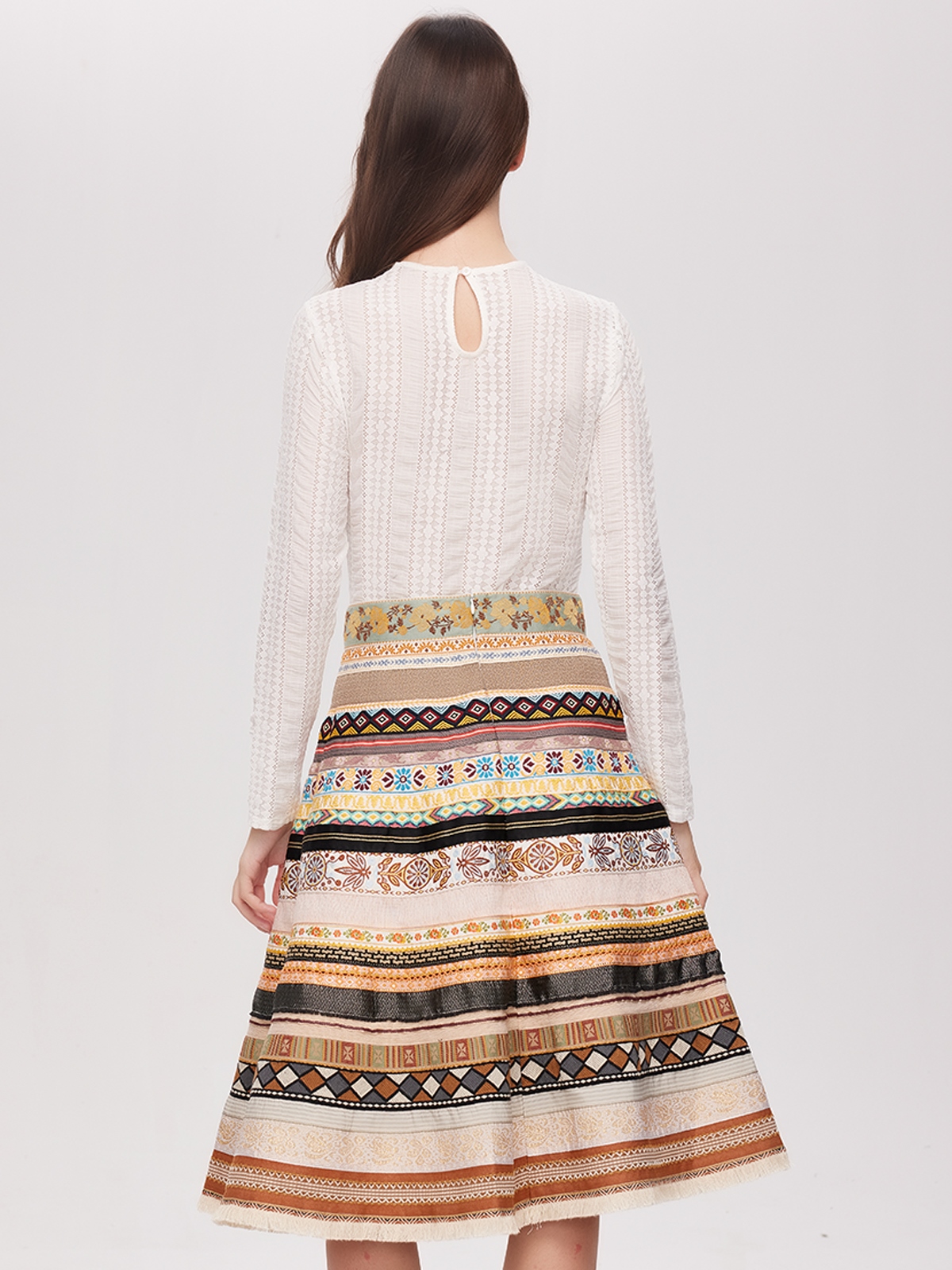 Ein elegantes Dirndl in Gelb, das die moderne Interpretation der Tracht zeigt