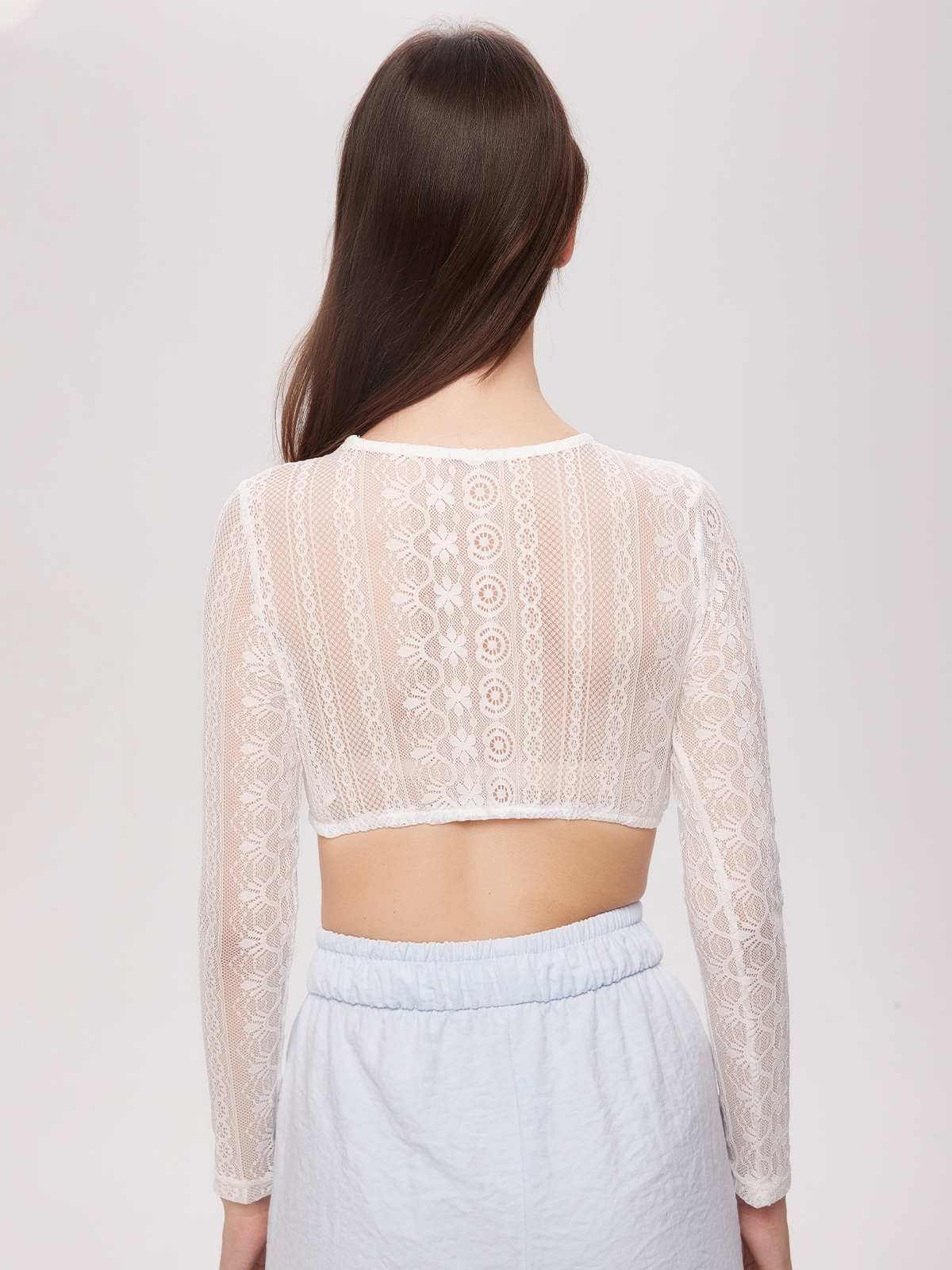 Modernes Dirndl mit Reißverschluss und Spitzenbluse