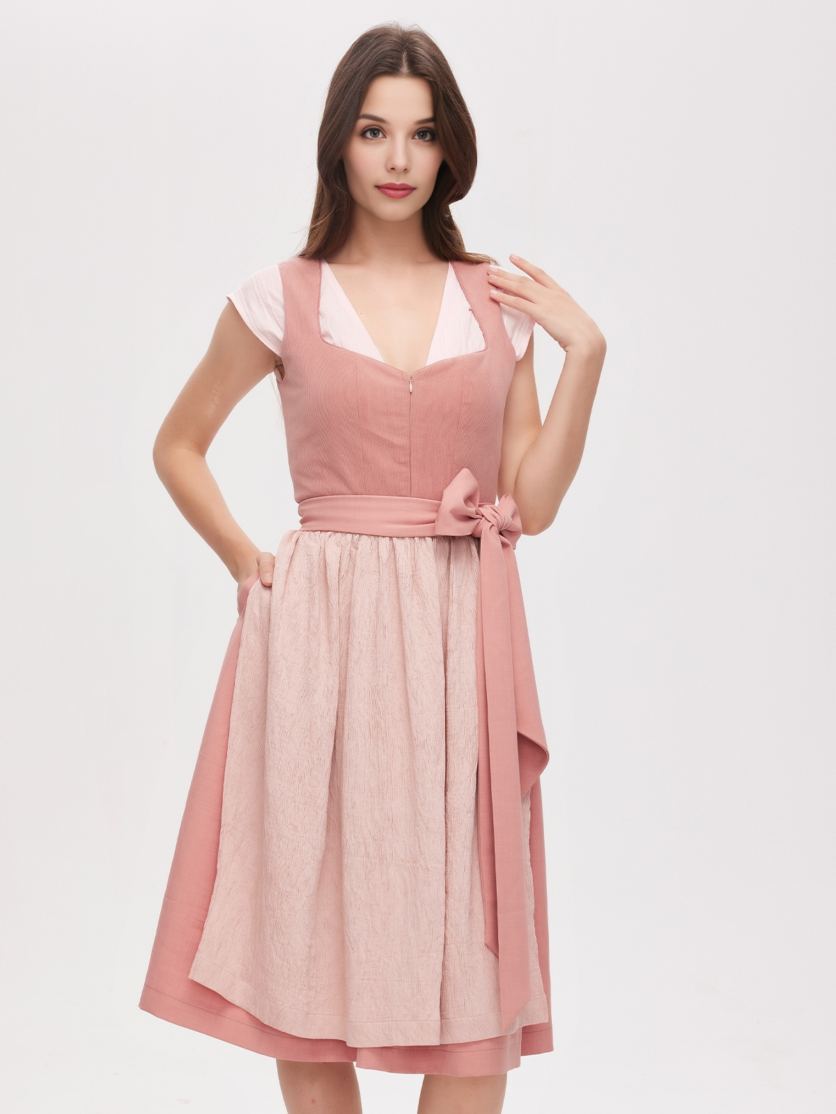 Dirndl in Rosa mit weißer Bluse