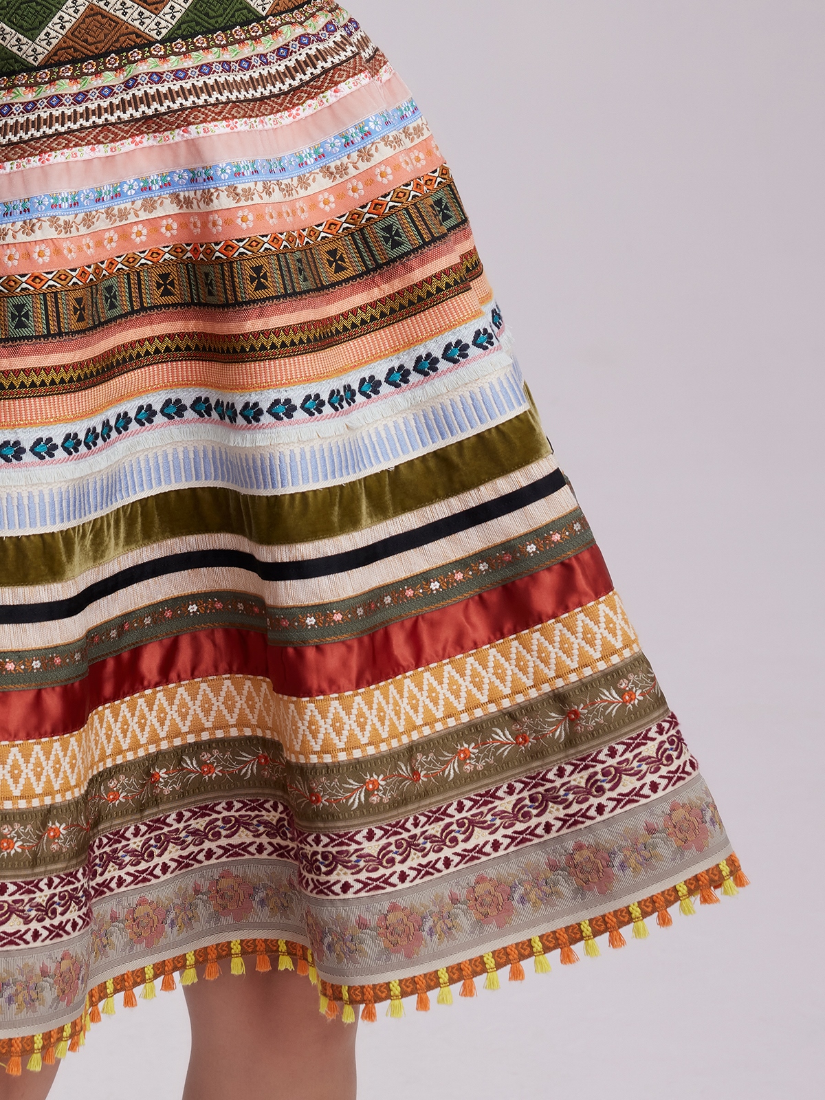 Ein braunes Dirndl mit traditioneller Schürze – ein Beispiel für harmonische Farbkombinationen.