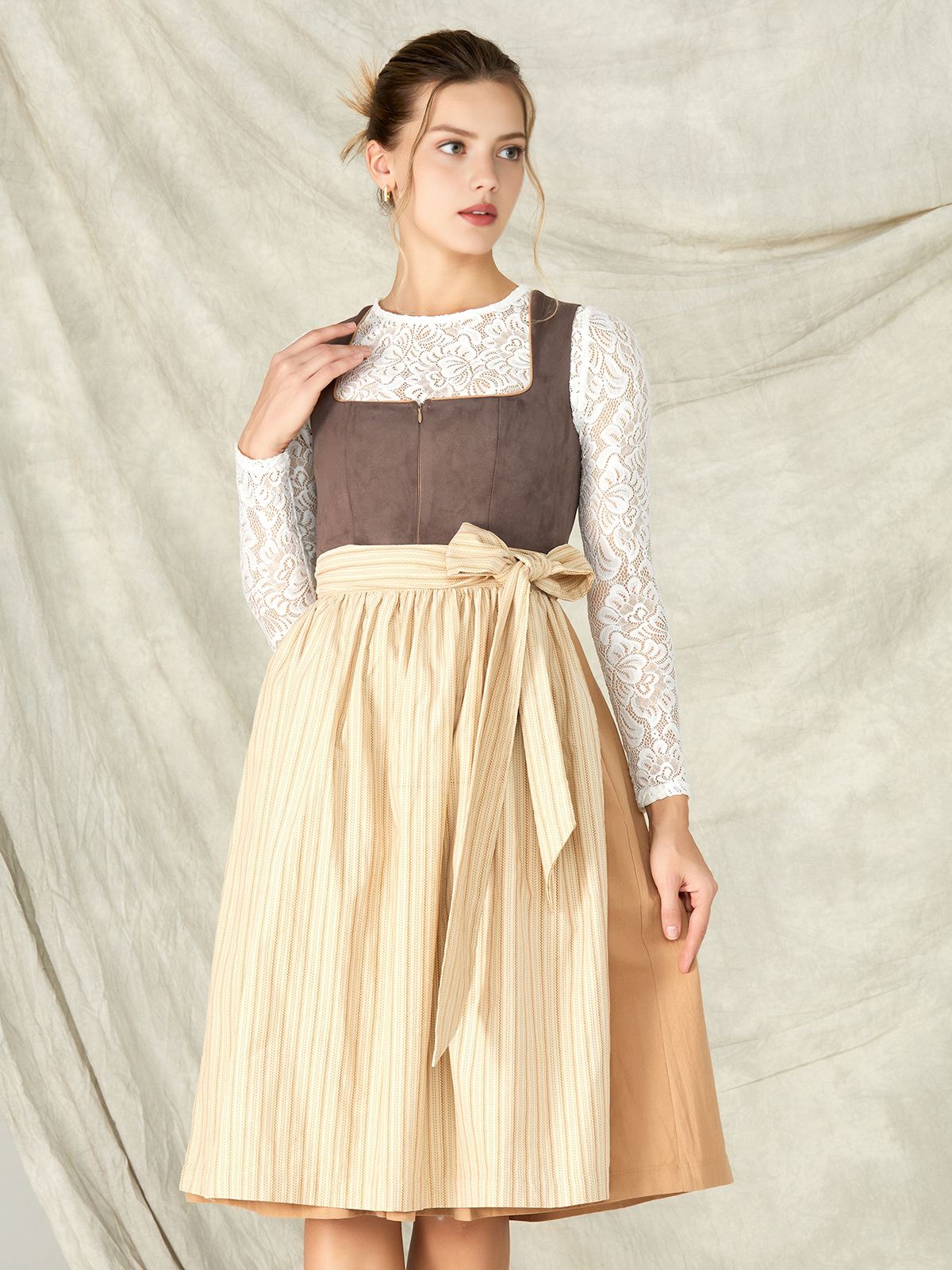 Schwarzes Dirndl mit eleganter Bluse