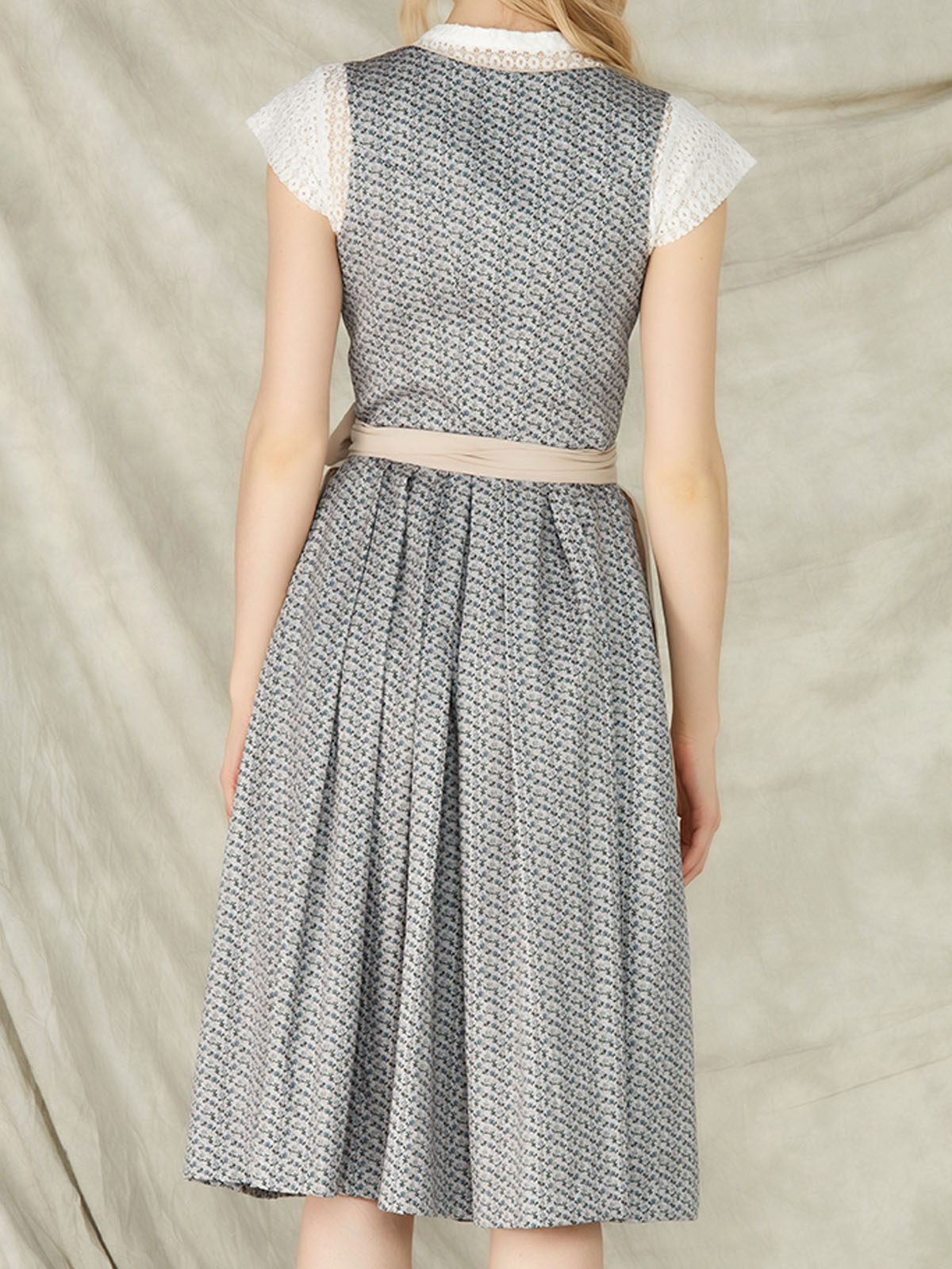 Hellblaue Dirndl mit floralen Details