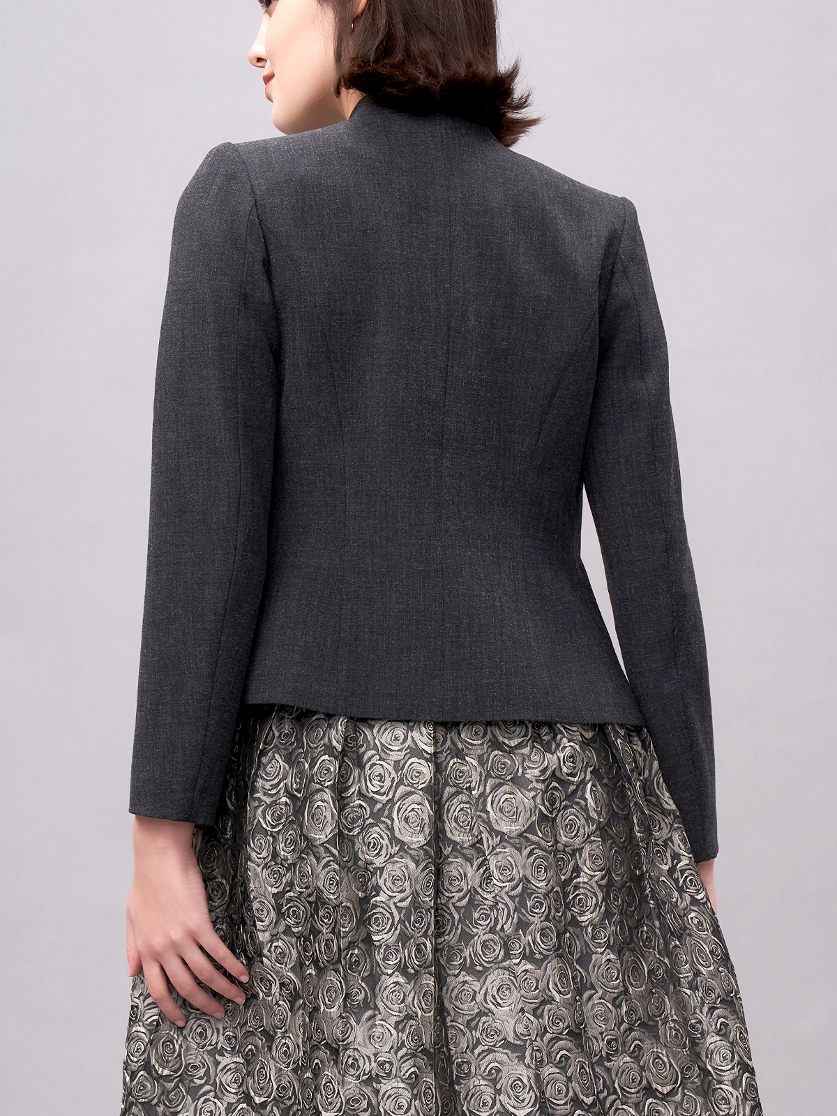 Graue Lederhose im modernen Stil