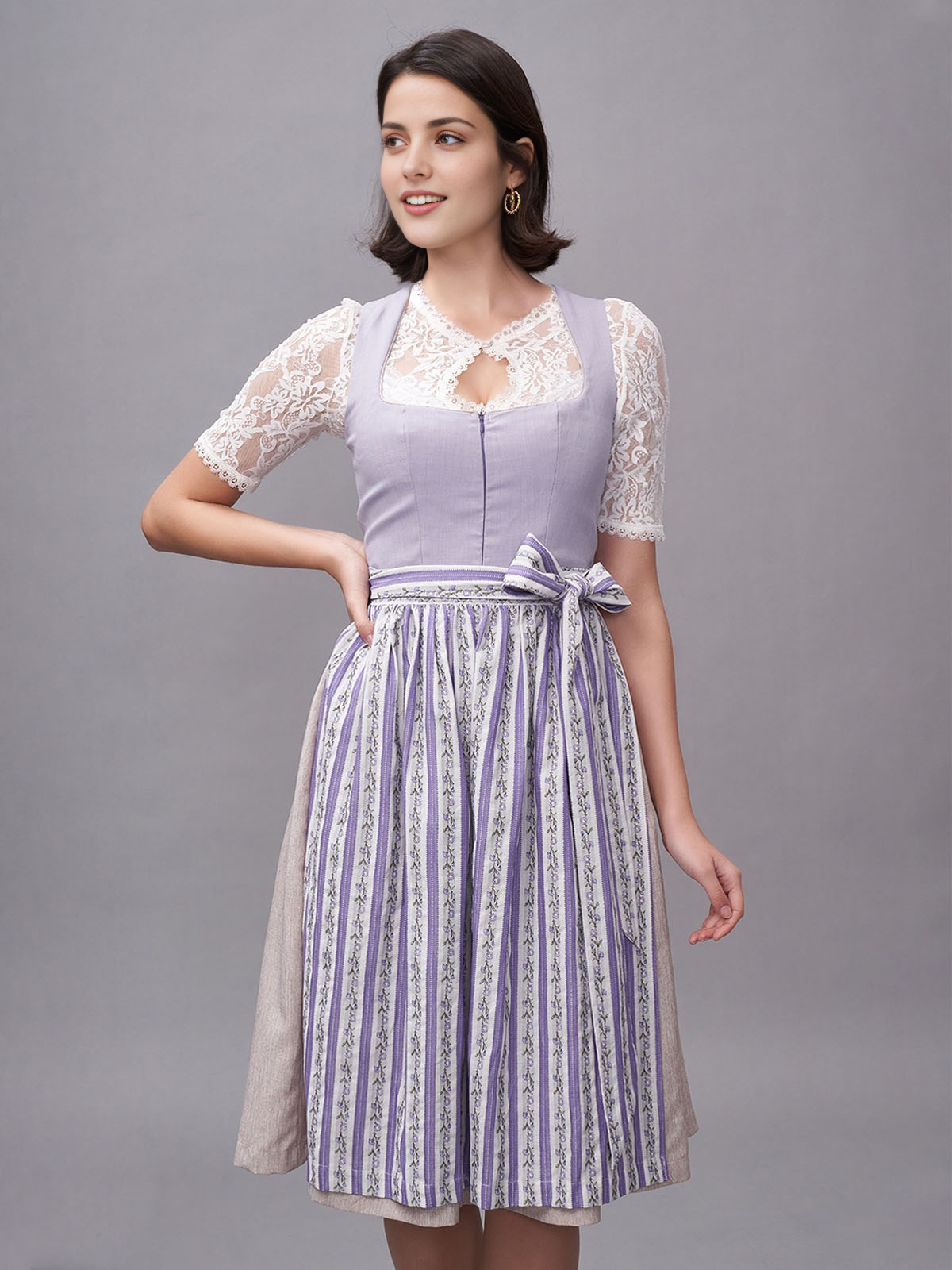 Modernes lila Dirndl mit floralen Akzenten