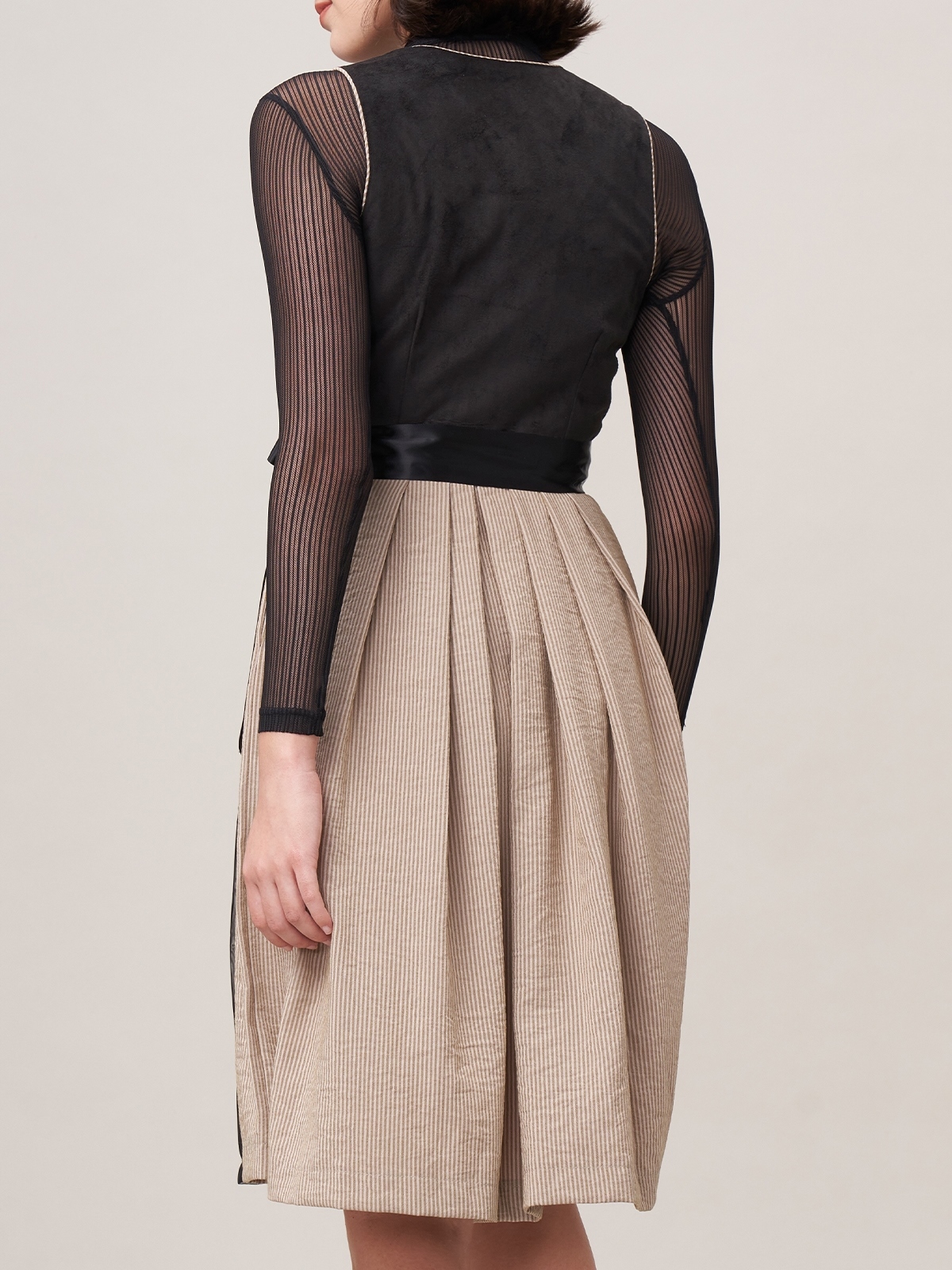 Dirndl in Schwarz mit modernem Schnitt