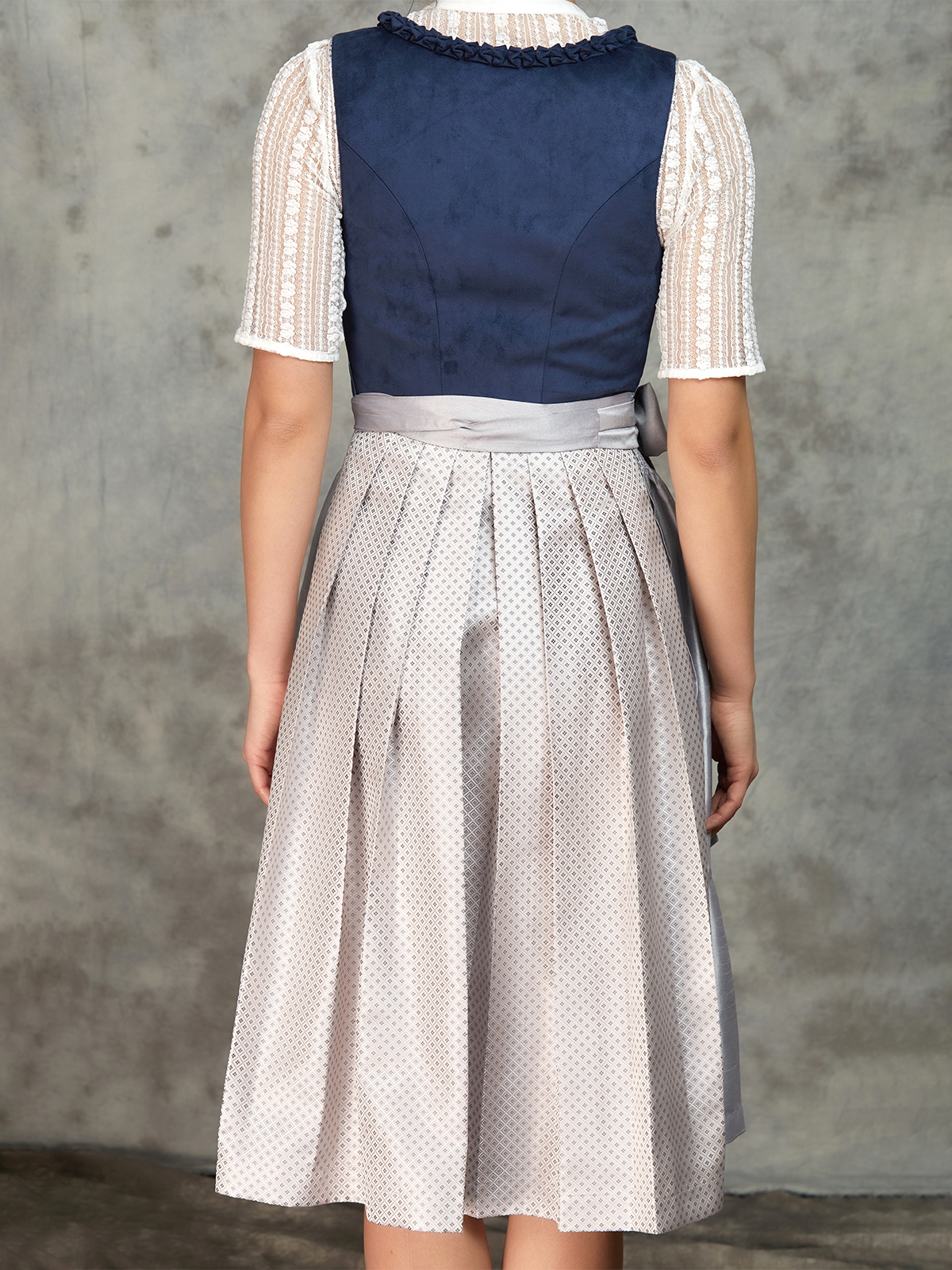 Dirndl mit blauem Mieder und Messingösen