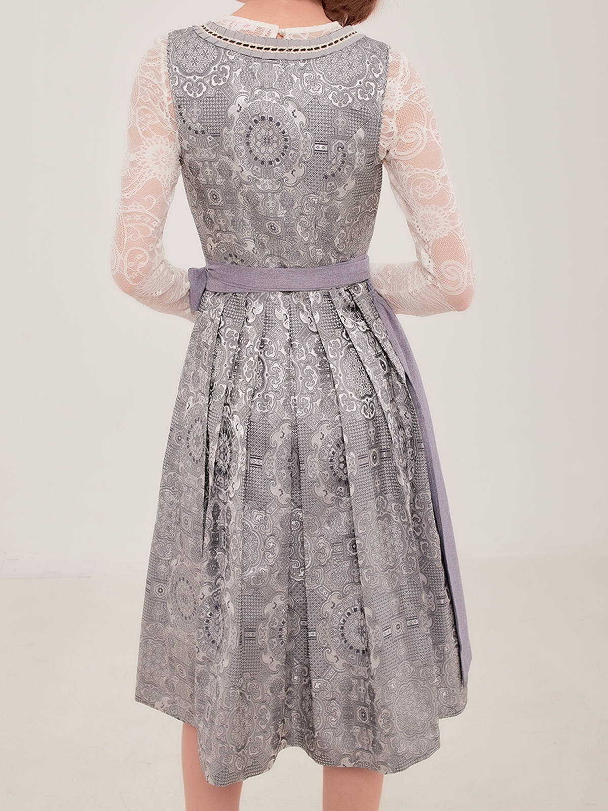 Elegantes graues Dirndl mit passender Bluse