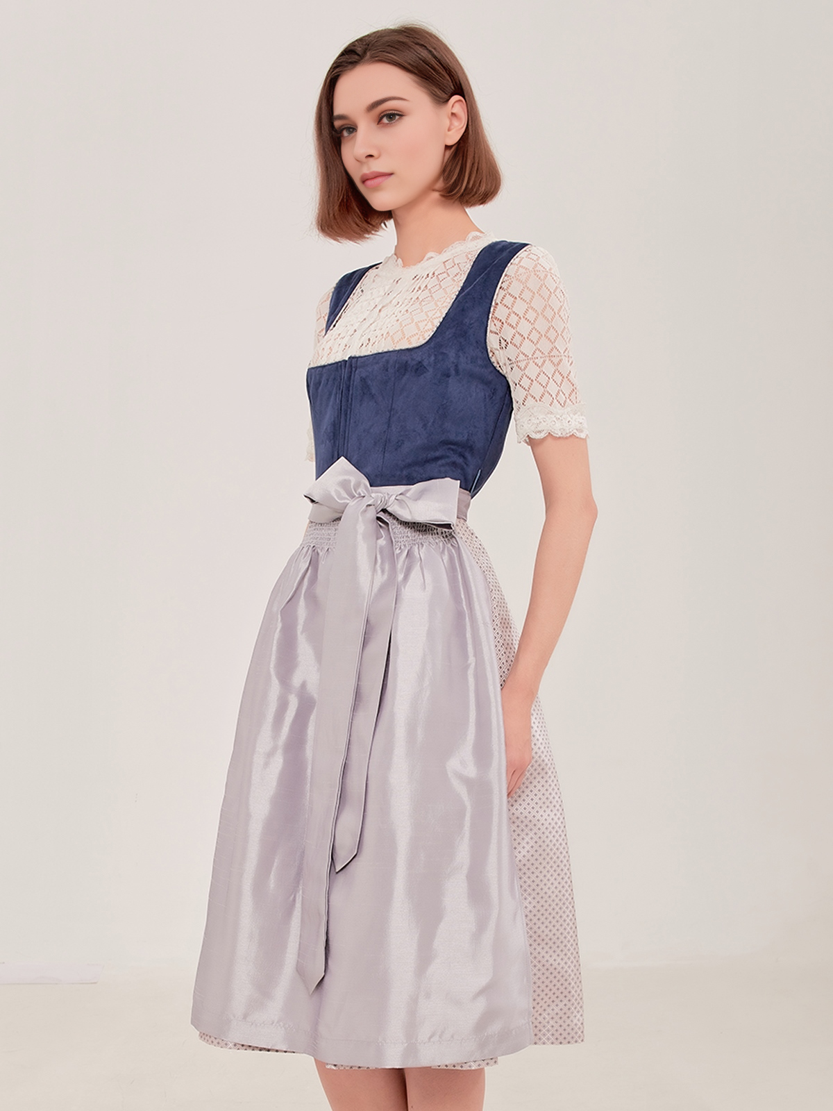 Dirndl in Blau mit tieferem Ausschnitt