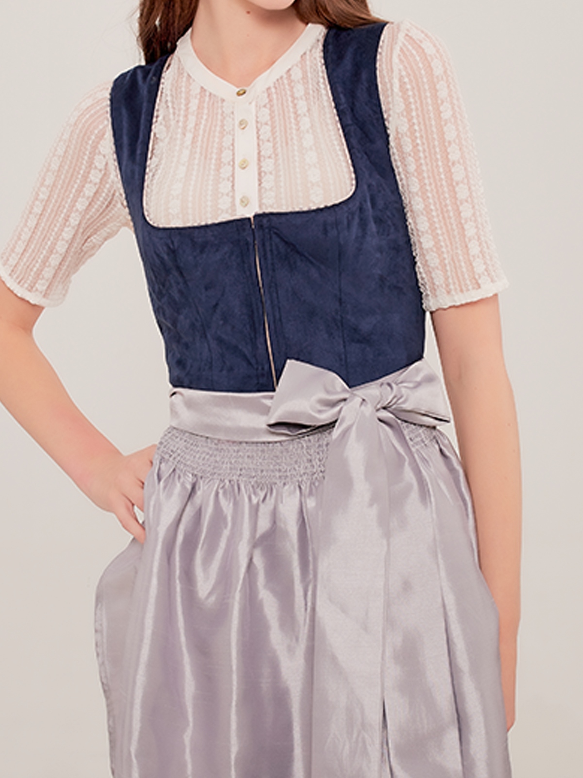 Strahlendes gelbes Dirndl mit blauer Schürze