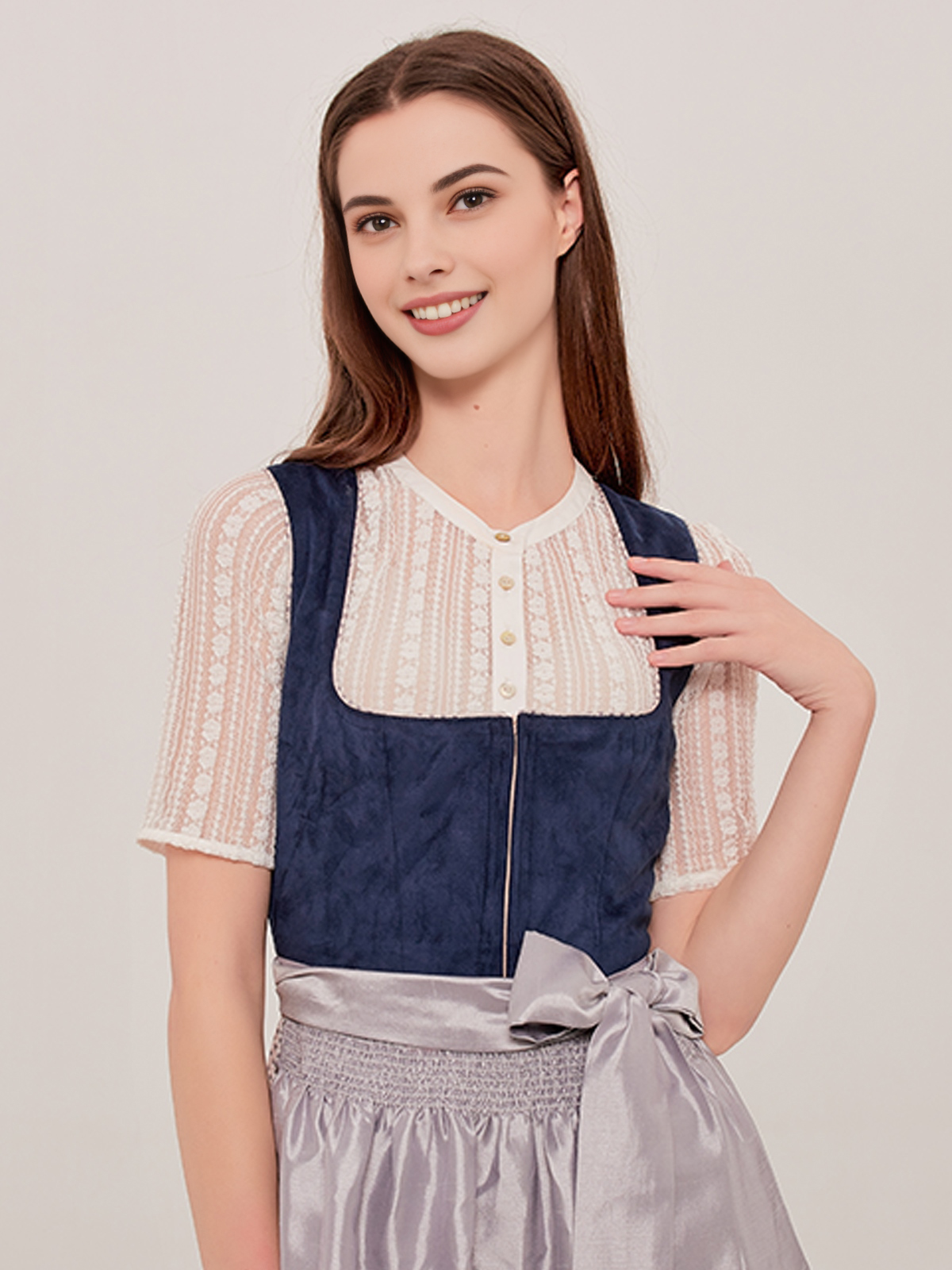 Dirndl in Blau mit floralem Muster