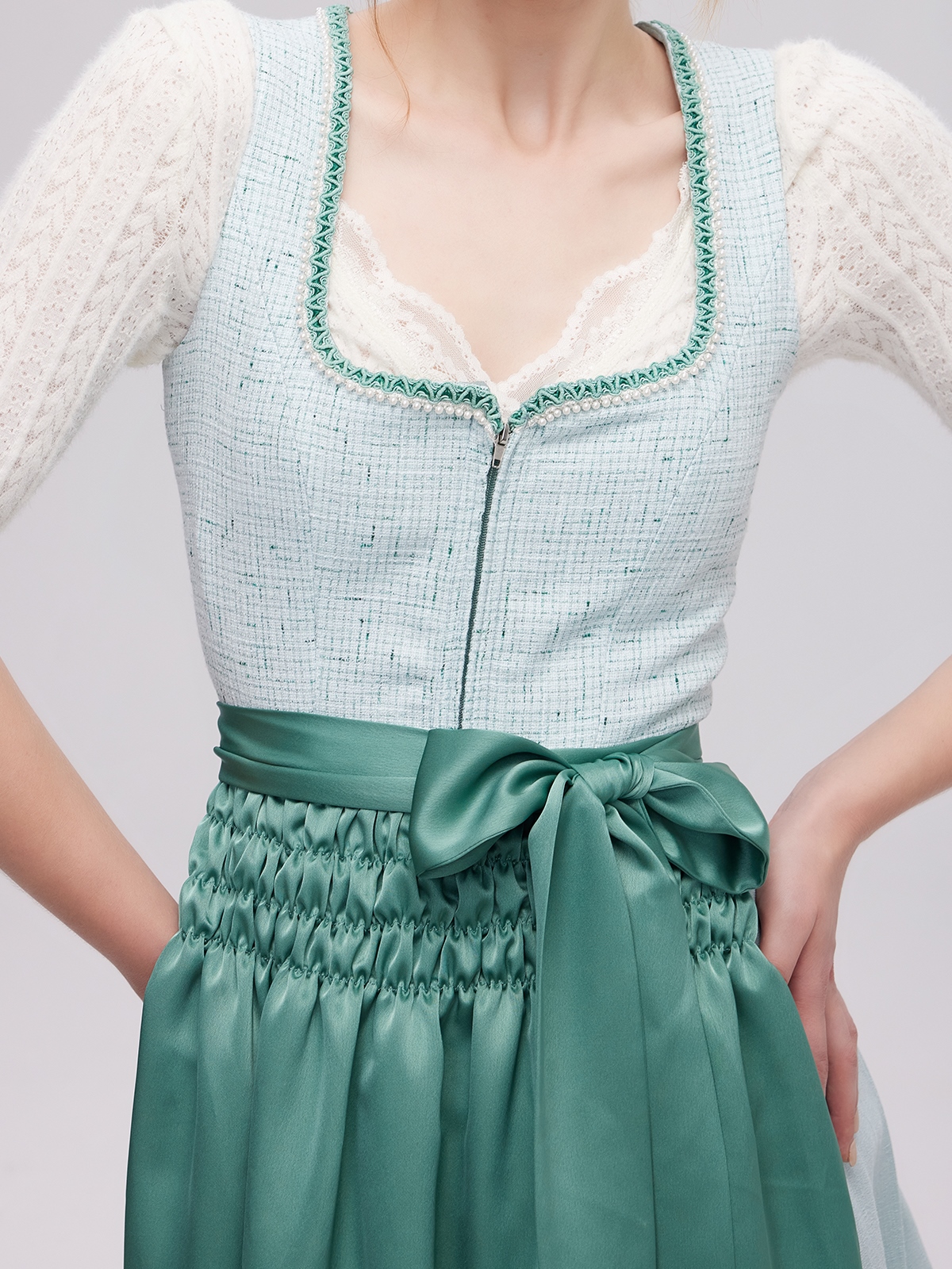 Ein grünes Ja Mei Dirndl mit modernem Schnitt