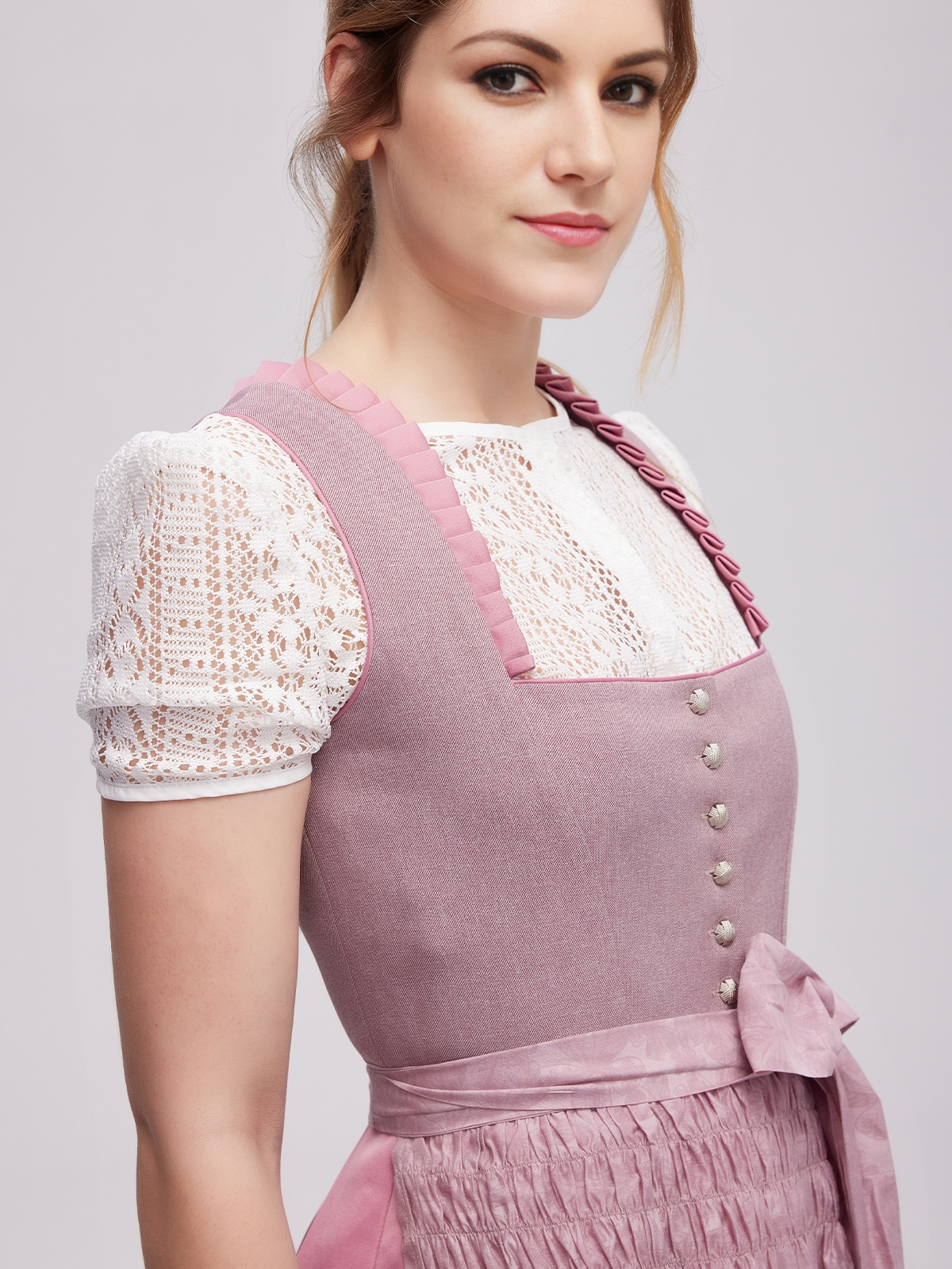 Modernes Dirndl in Lila – perfekt für den urbanen Stil