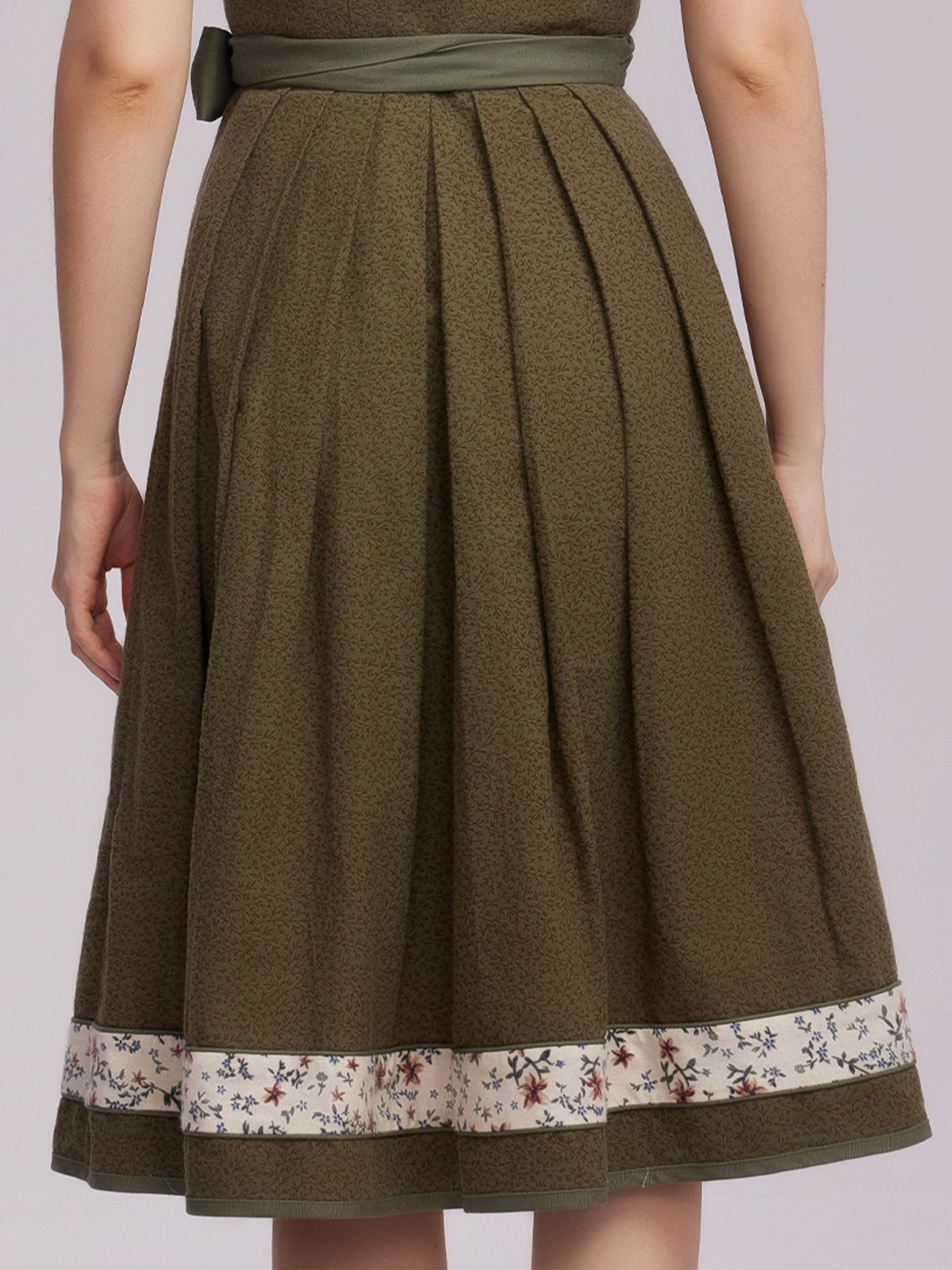 Dirndlschürze in lila – ein Blickfang für jedes Fest