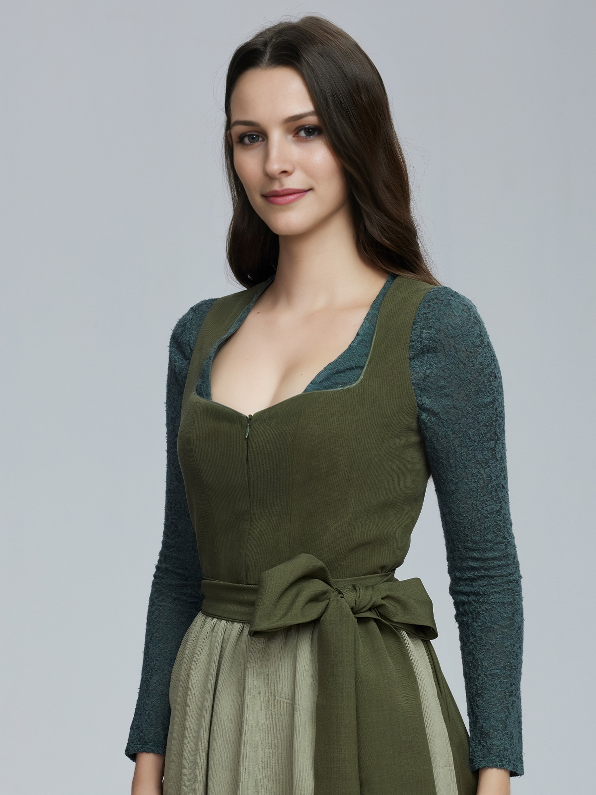 Modernes Dirndl in Grün mit floralen Applikationen